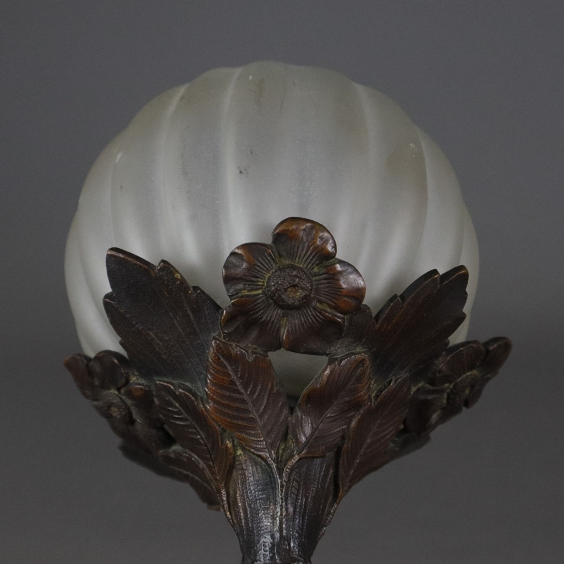 Jugendstil-Tischlampe - um 1900/10, Sockel signiert "H. Sibeud" für Hélène Sibeud (XIX-XX), Bronze, - Image 11 of 13