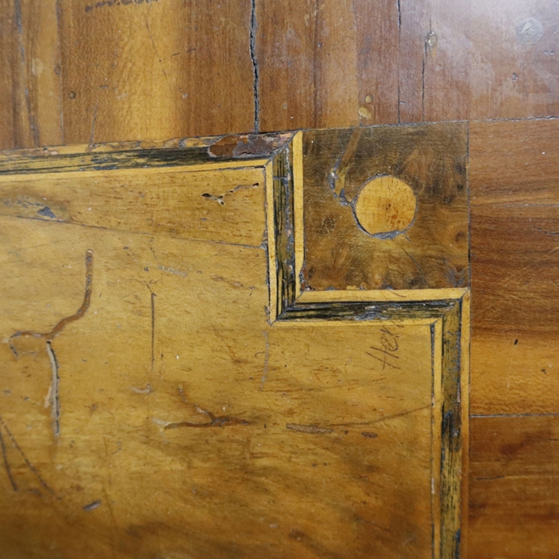 Beistelltisch - 2. Hälfte 19. Jh., Nussbaumholz, viereckige Platte mit Wurzelholz furniert, Platte  - Bild 11 aus 11