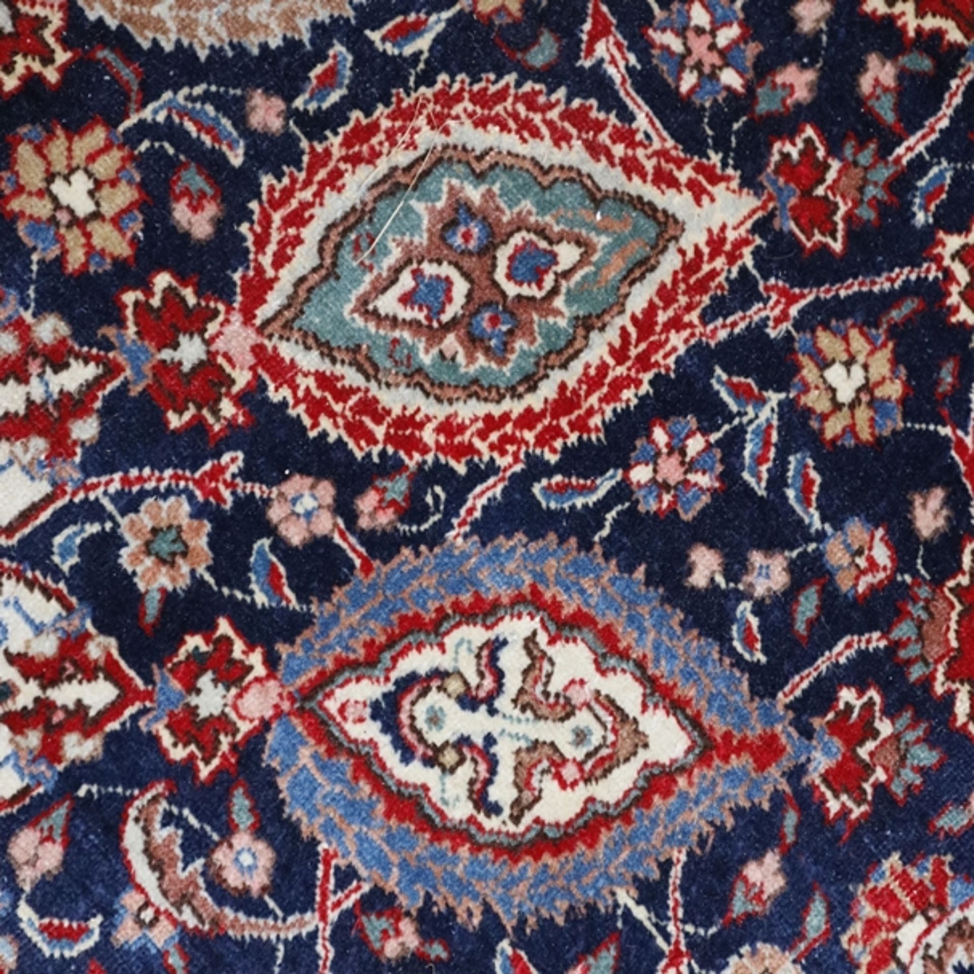 Großer Täbriz-Teppich - Persien, Wolle, dunkelblaugrundiges Innenfeld, ornamentaler Dekor mit flora - Bild 5 aus 10