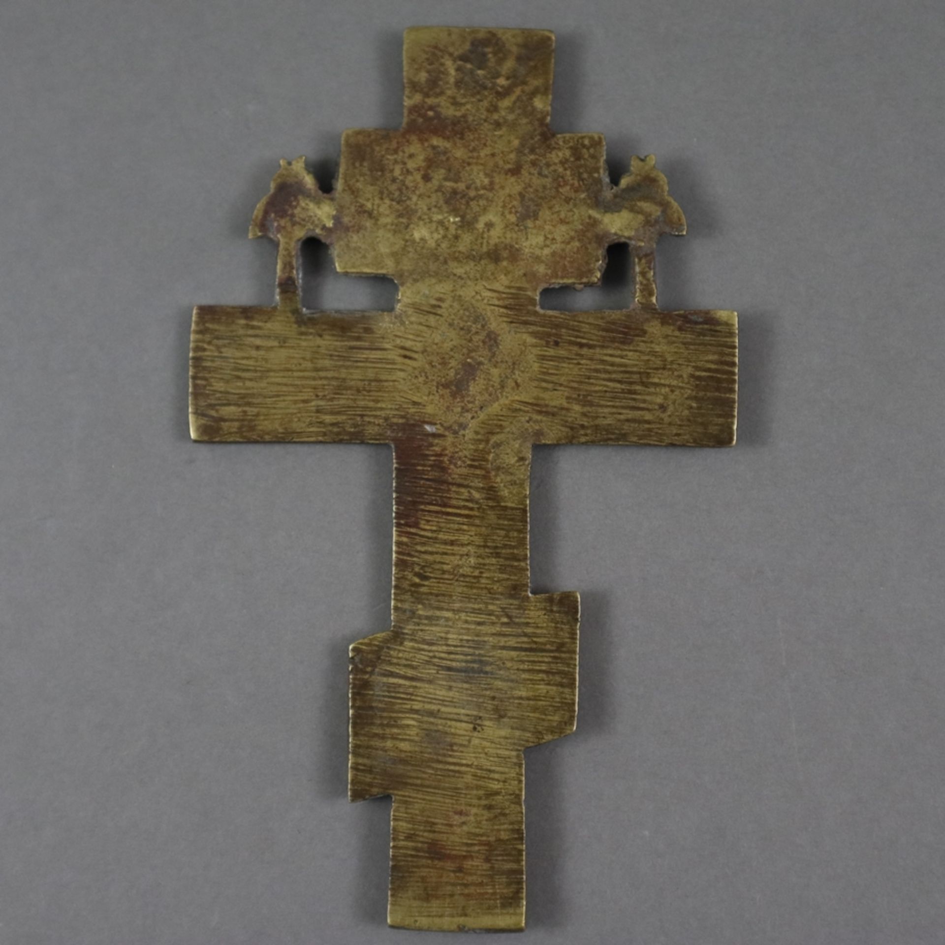 Kleines Segenskreuz - Russland, 19.Jh., Bronzelegierung, teils blau/weiß emailliert, reliefierte Da - Bild 7 aus 7