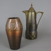 Art Déco-Schenkkrug und -Vase - WMF, Geislingen, um 1920, 1x Messingkrug, unterer Teil mit reliefie