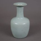 Kleine Flaschenvase im Song-Stil - China, 20.Jh., bläuliche Seladonglasur mit feinem transparentem 