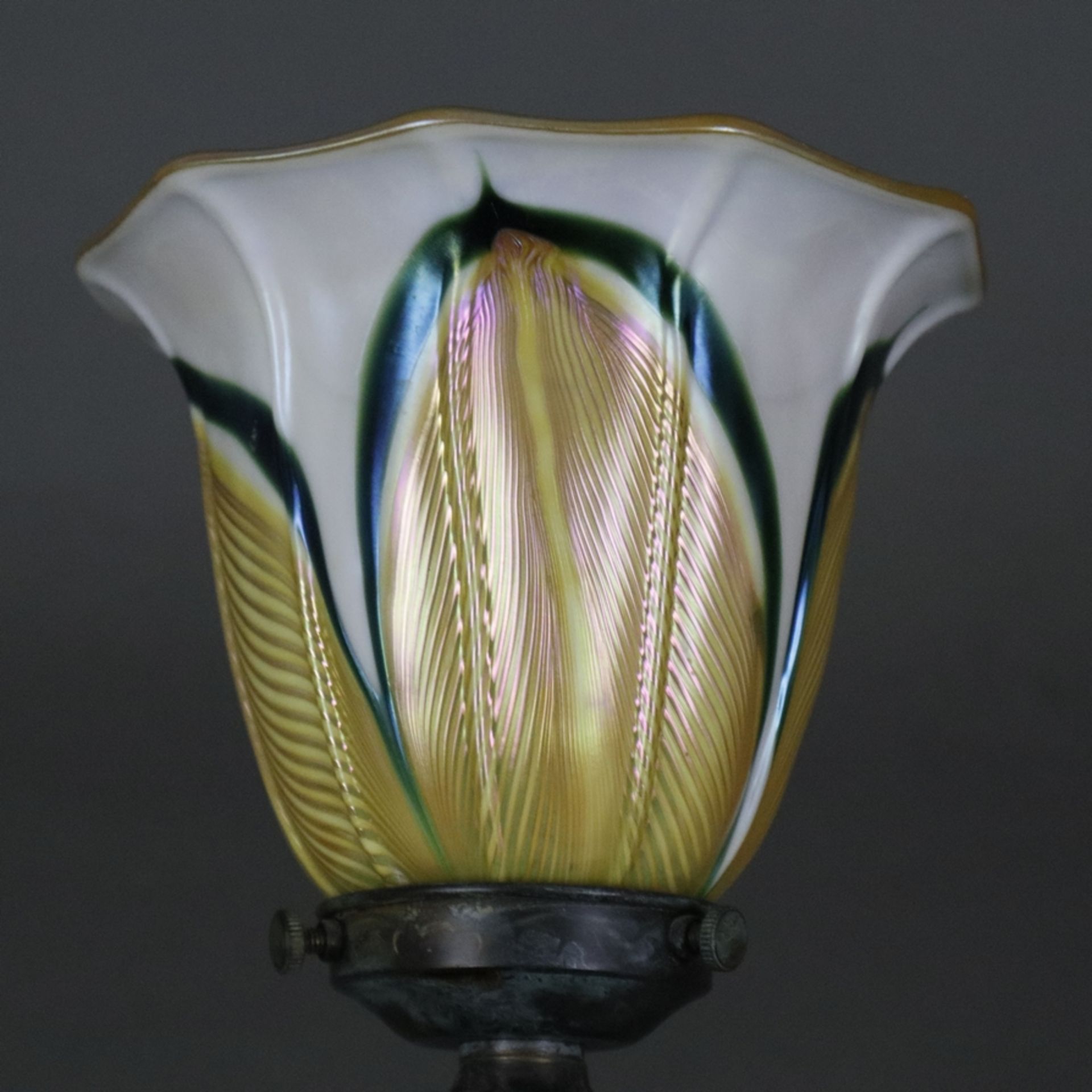 Jugendstil Tischlampe - um 1900/10, floral reliefierter Metallfuß, bronziert, glockenförmiger Glass - Bild 6 aus 7