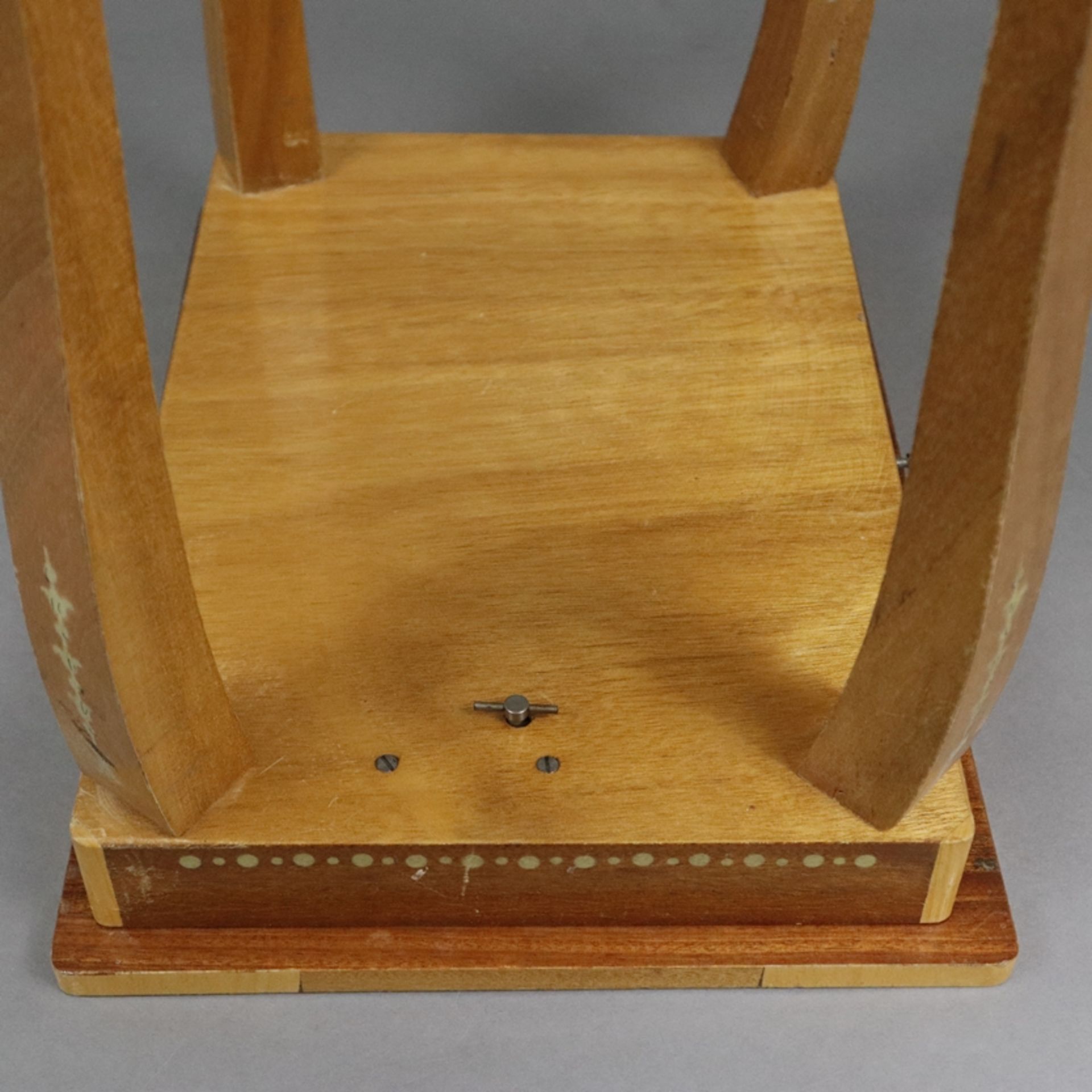 Beistelltisch mit Spieluhr - helles Holz mit reichem Intarsiendekor, auf vier geschwungene Beine, r - Image 9 of 11