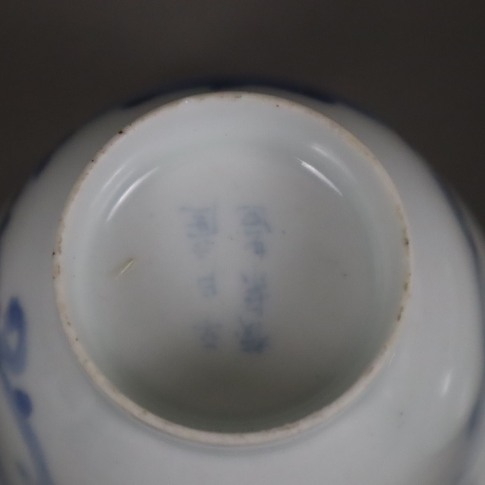 Porzellanbecher mit Unterteller - Japan, wohl Seto, hohe Glockenform auf Standring, unterglasurblau - Image 9 of 9