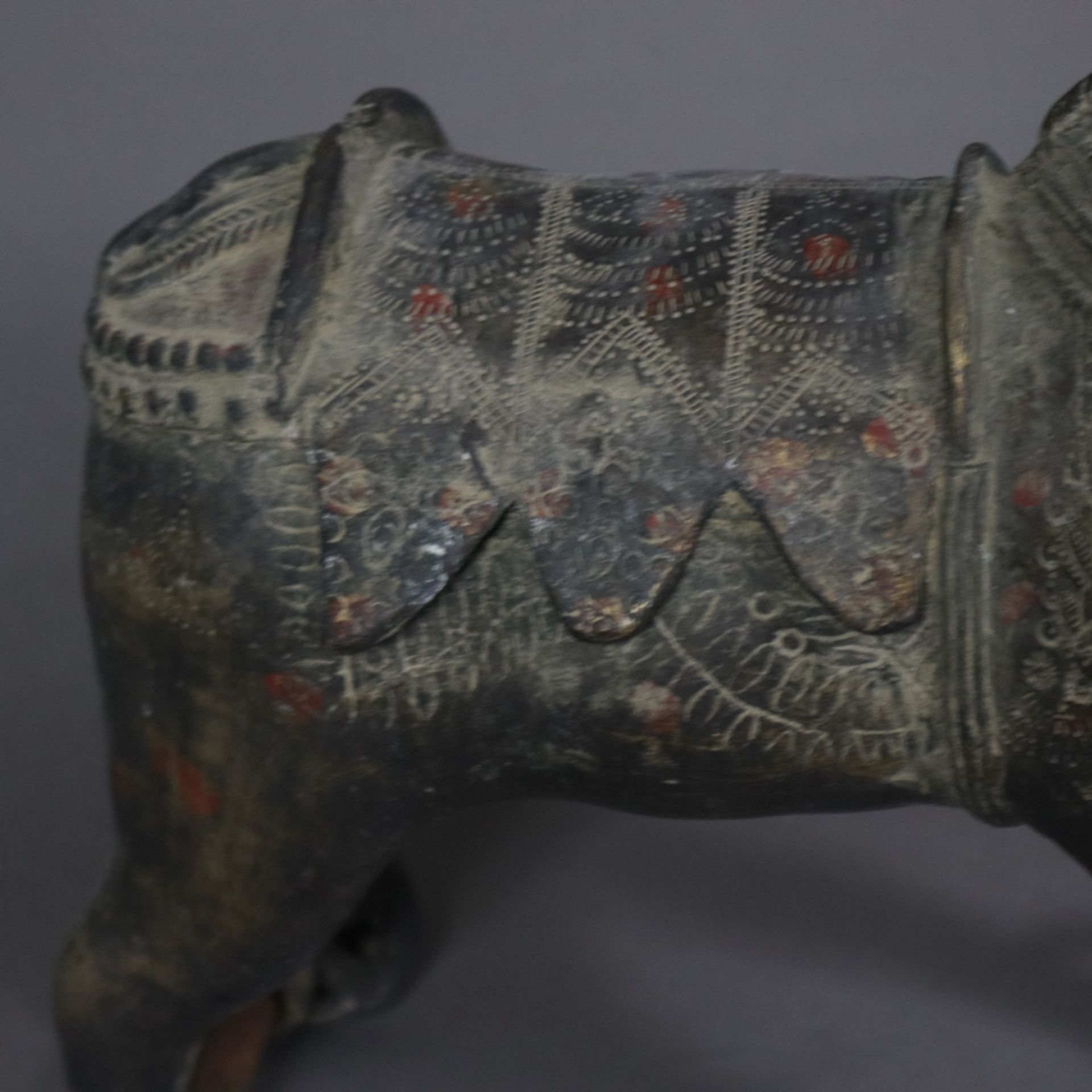 Pferd auf Rollen aus Bronze - Indien ca. 19. Jh., gesatteltes Pferdchen mit Zaumzeug auf durchbroch - Bild 7 aus 10