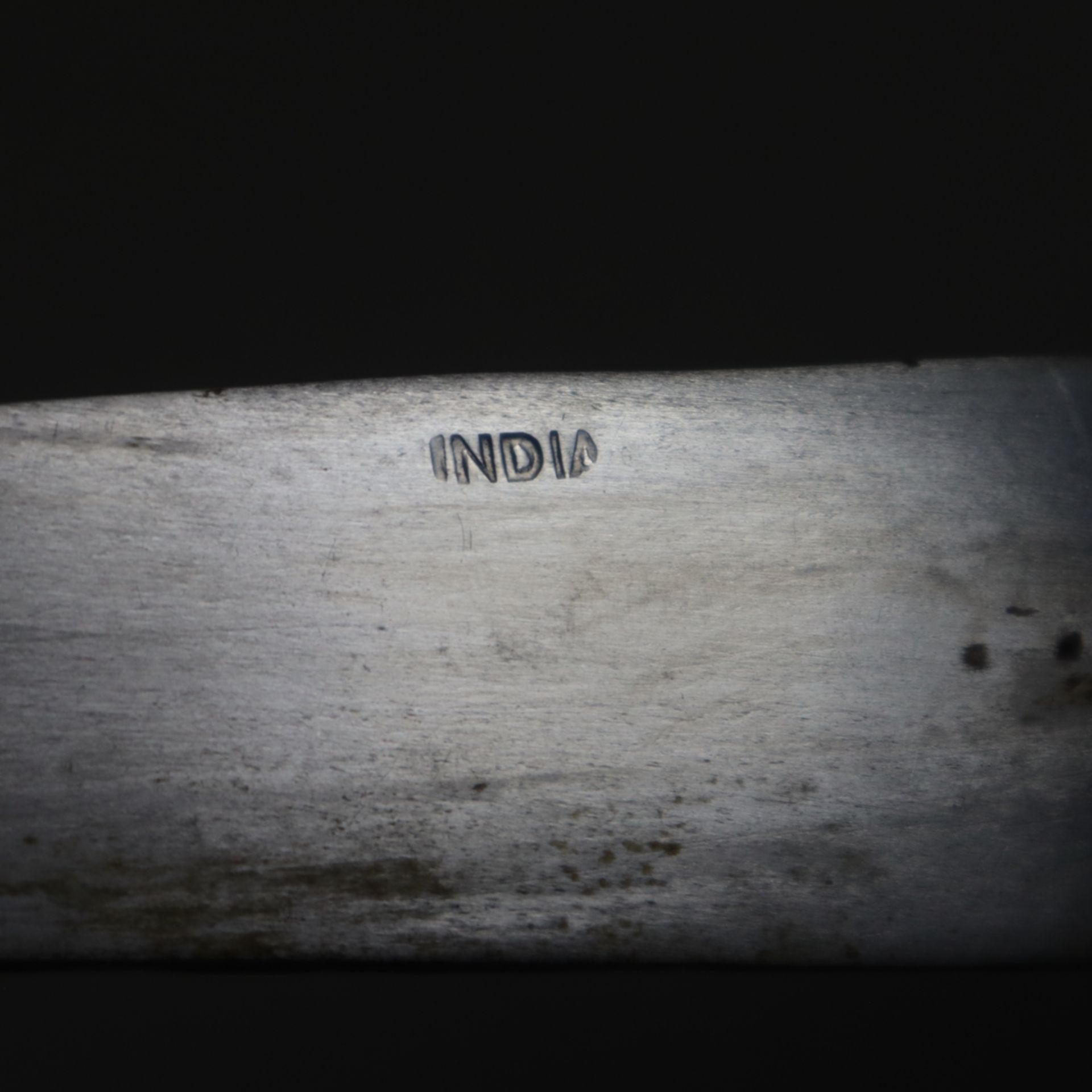 Dolch - Indien, 1.Hälfte 20.Jh., Dolch, Holzgriff und- Scheide vegetabil beschnitzt, mit Messingbes - Image 4 of 6