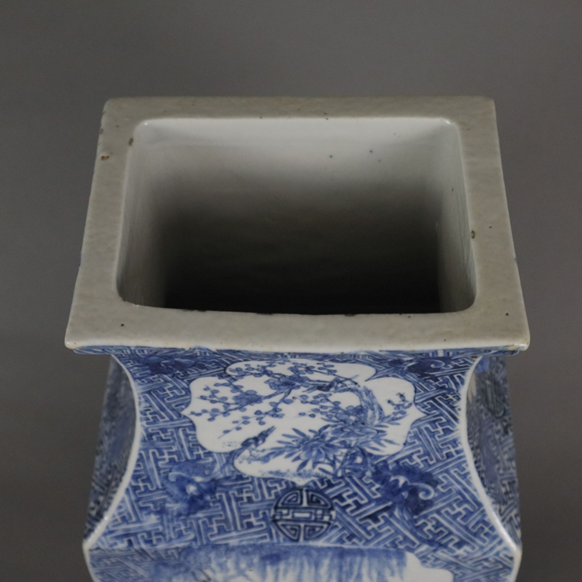 Rechteckige Balustervase - China, späte Qing -Dynastie, Porzellan, gekantete Balusterform auf Socke - Bild 3 aus 13