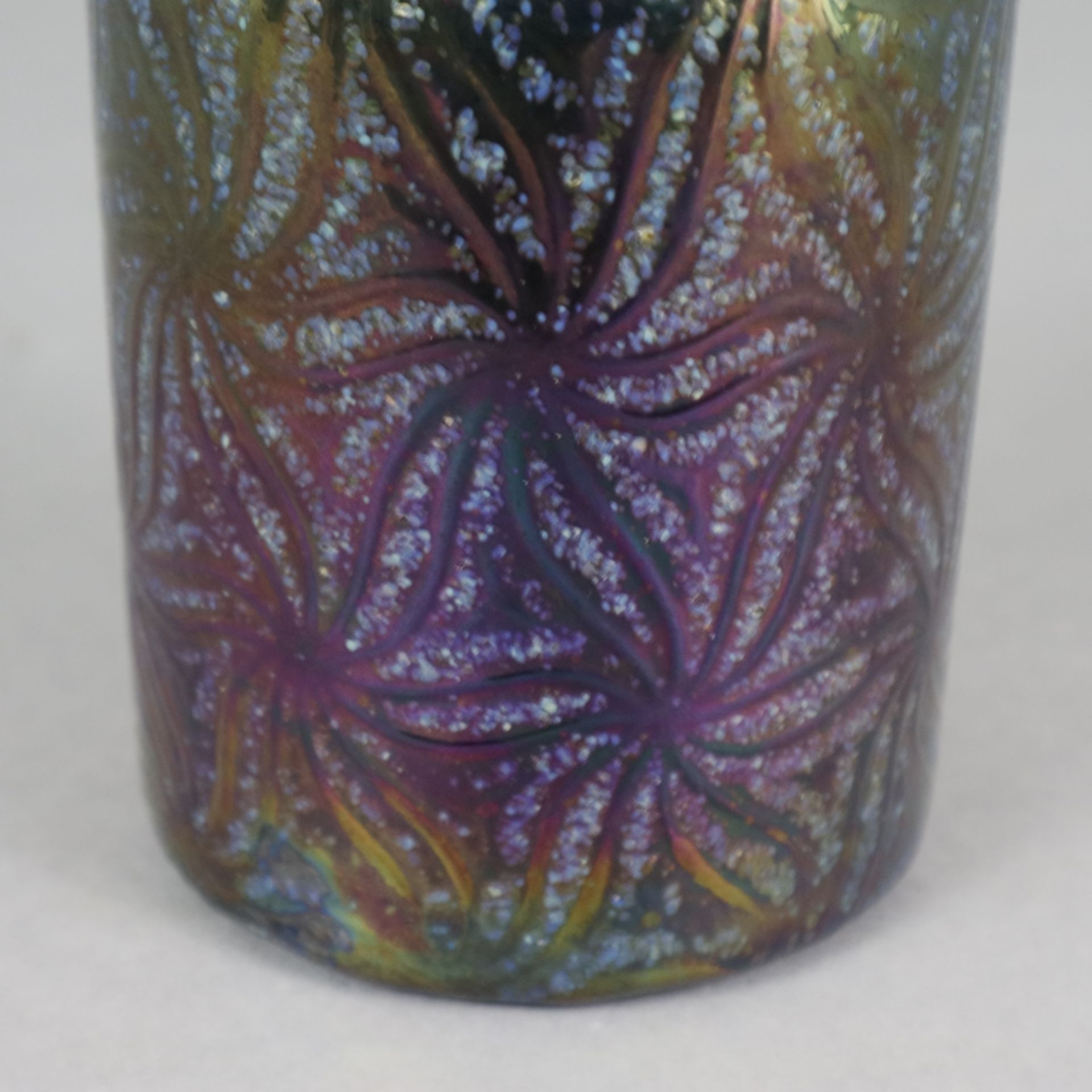 Jugendstil-Vase - Anfang 20. JH., violett-irisiertes Glas mit floral anmutendem Liniendekor, Metall - Image 4 of 5