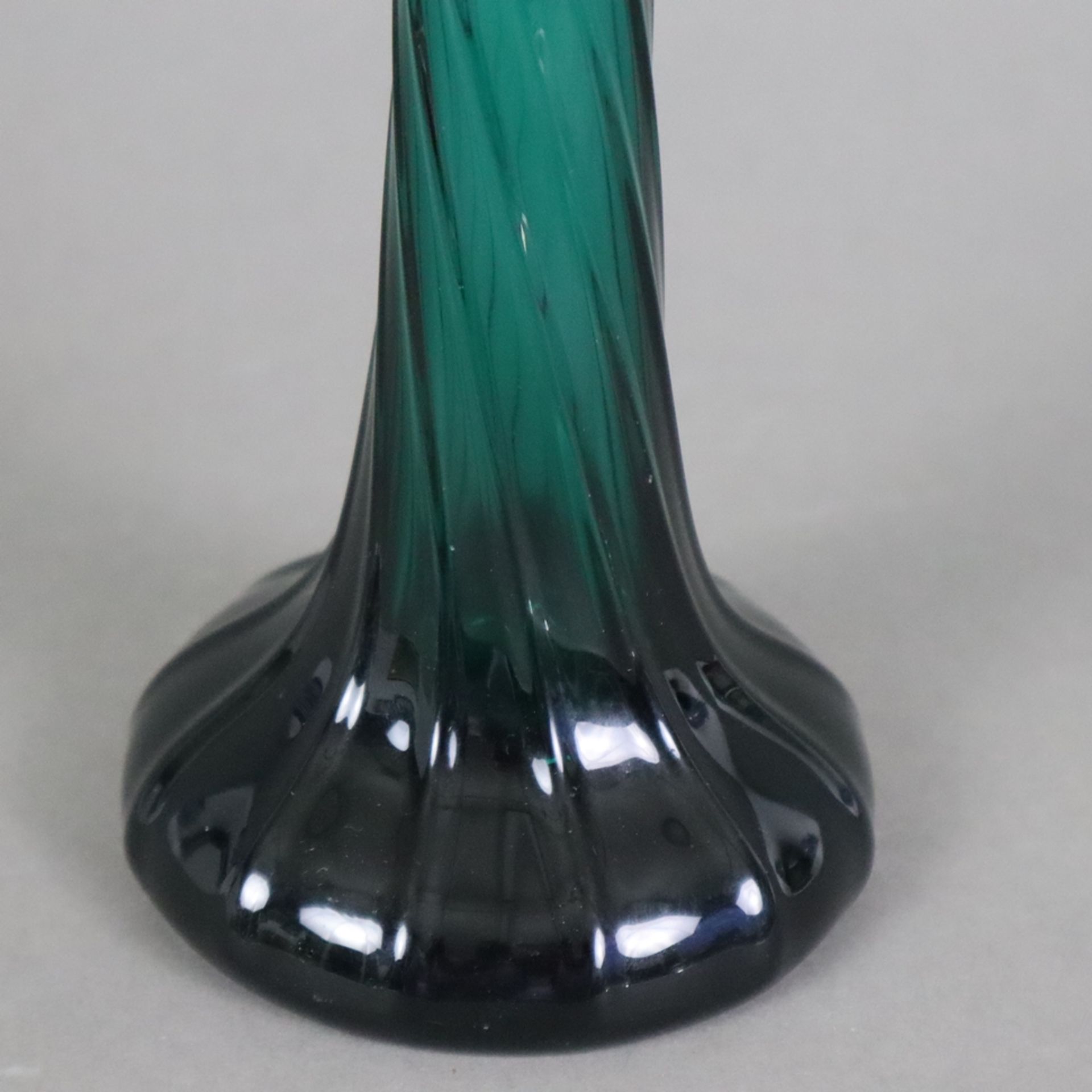 Enghalsvase - Murano, bläulich grünes Glas, über rundem Fuß konischer Korpus mit weit ausgestelltem - Bild 4 aus 6