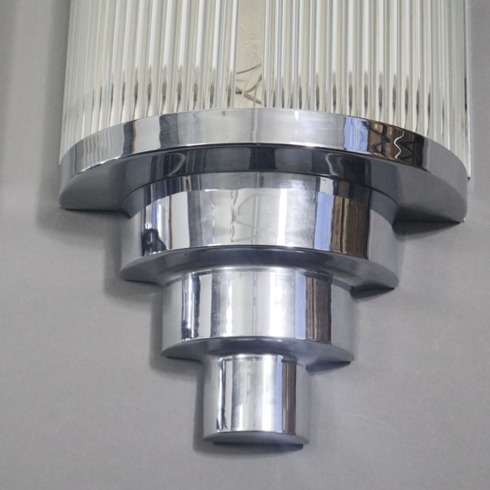 Ein Paar Wandlampen im Art Déco-Stil - 20. Jh., verchromte Metallmontur mit jeweils 38 eingesetzten - Image 2 of 5