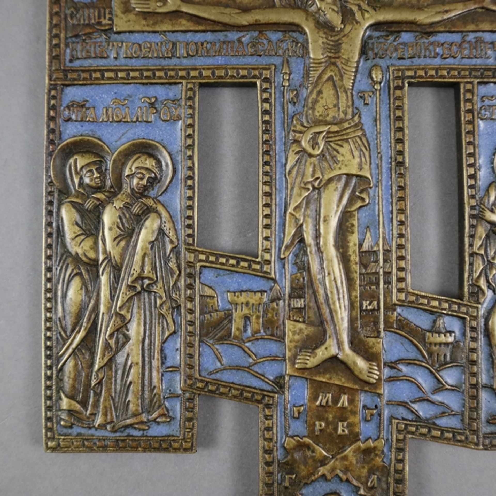 Erweitertes Segenskreuz - Russland, 19. Jh./um 1900, Bronzelegierung, teils blau emailliert, relief - Image 4 of 7