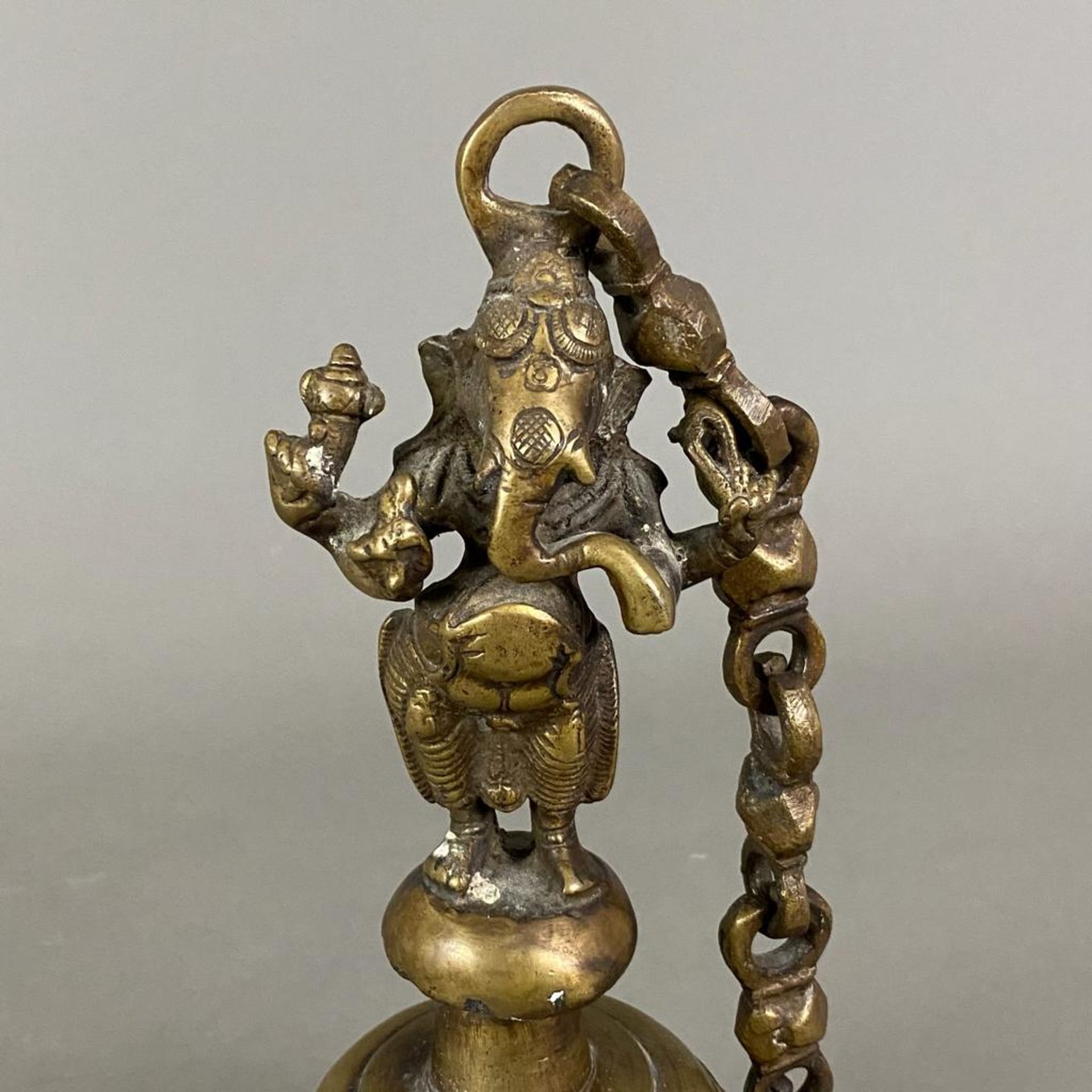 Tempelglocke mit vollrunder Ganesha-Figur als Bekrönung - Bronzelegierung, ausgestattet mit einer G - Bild 3 aus 6