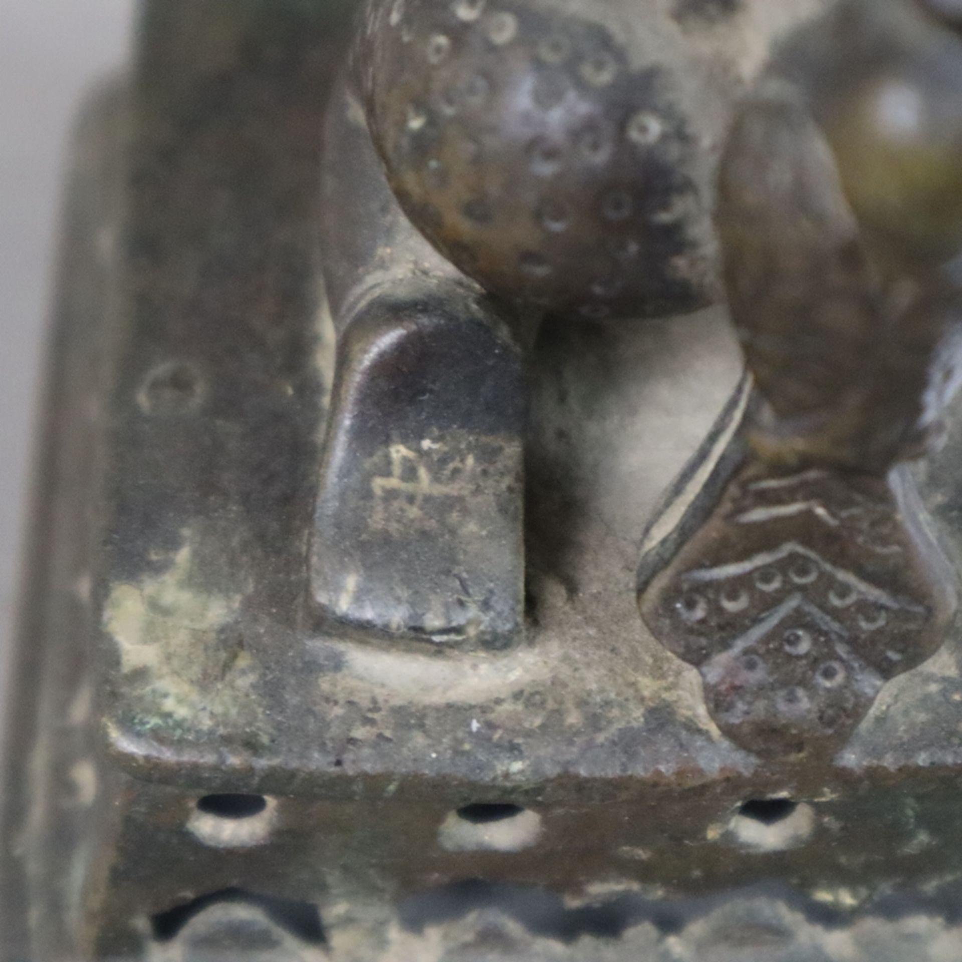 Bronzeleuchter mit figürlichem Schaft - Indien, 19.Jh. oder früher, kleine Schale von 4 cm-Dm. getr - Image 8 of 8