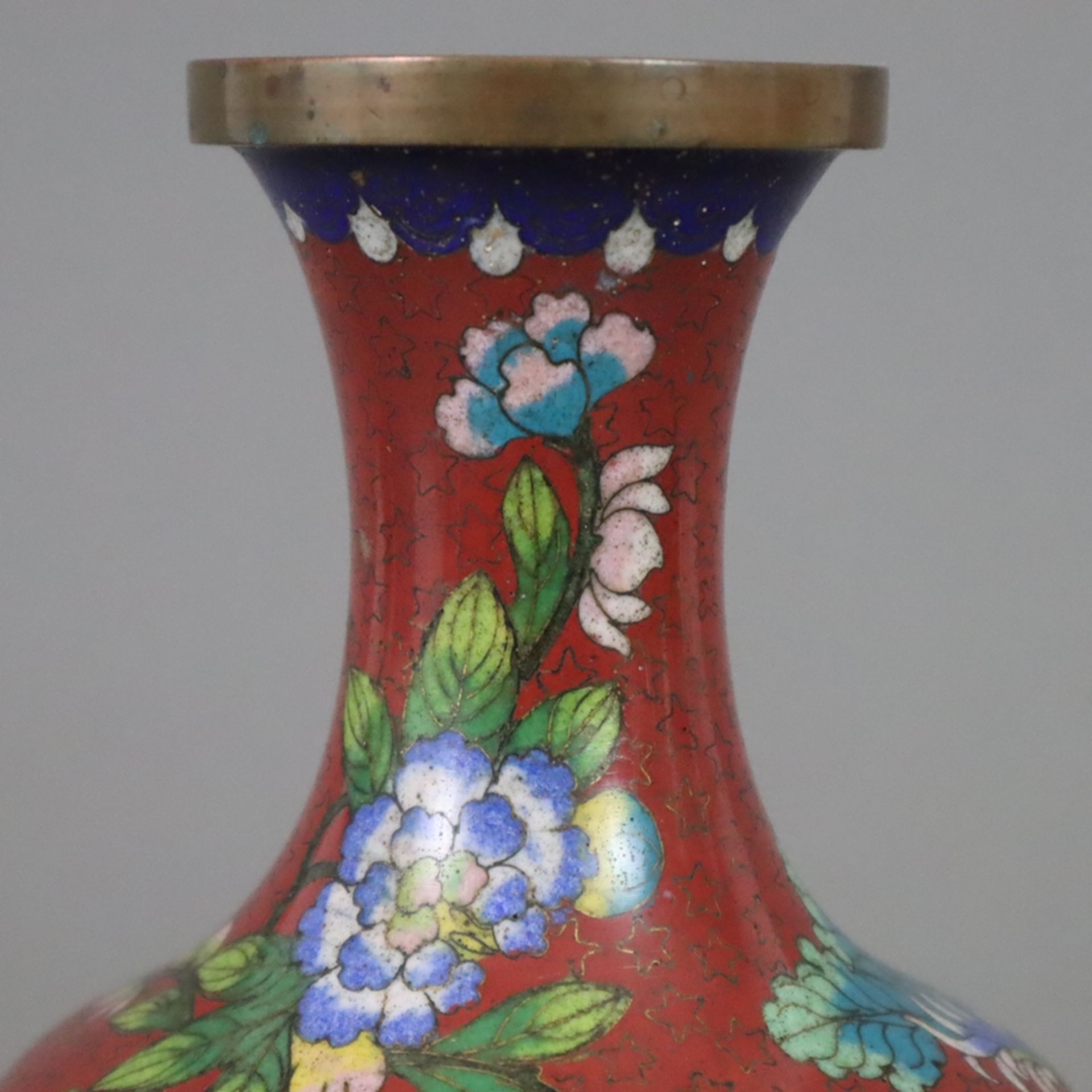 Cloisonné Vase - China, ausgehende Qing-Dynastie, Balusterform mit langgezogenem Hals und ausgestel - Image 3 of 10