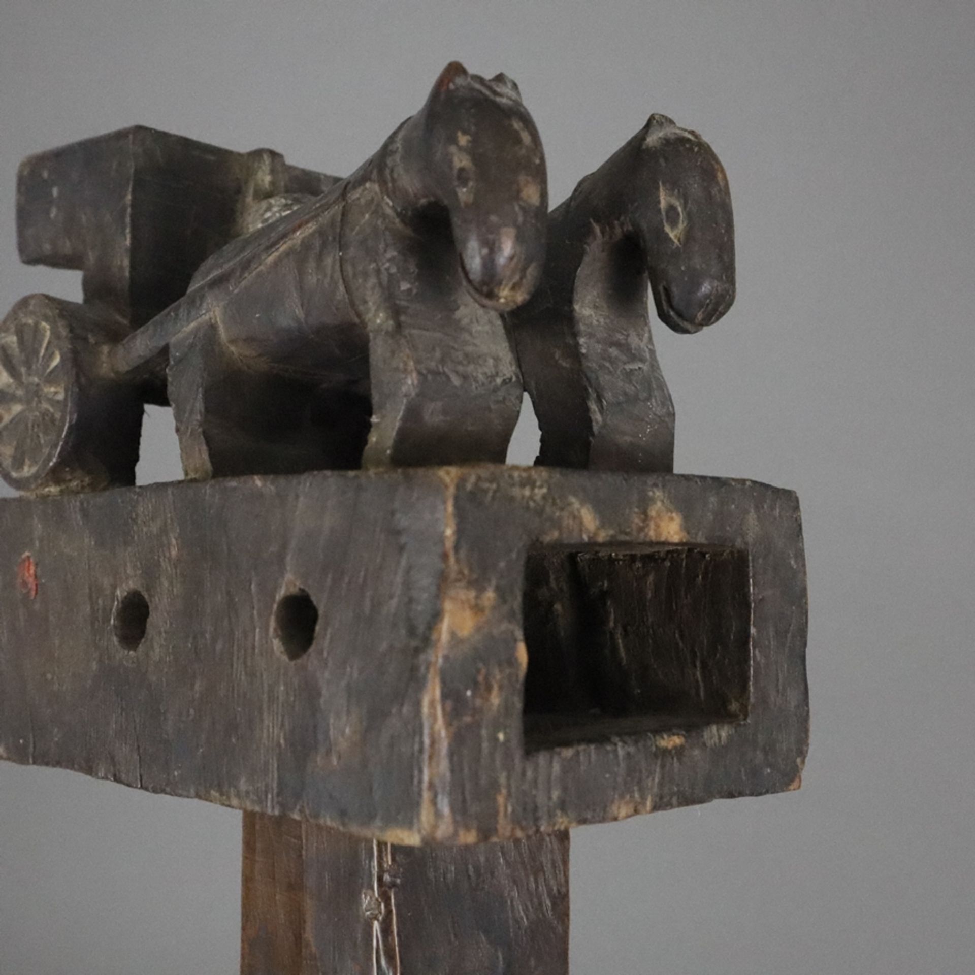 Kurzhalslaute "Dhodro Banam" - wohl Nordindien, 19. Jh./ frühes 20.Jh., Holz, geschnitzt, dunkel pa - Bild 7 aus 8