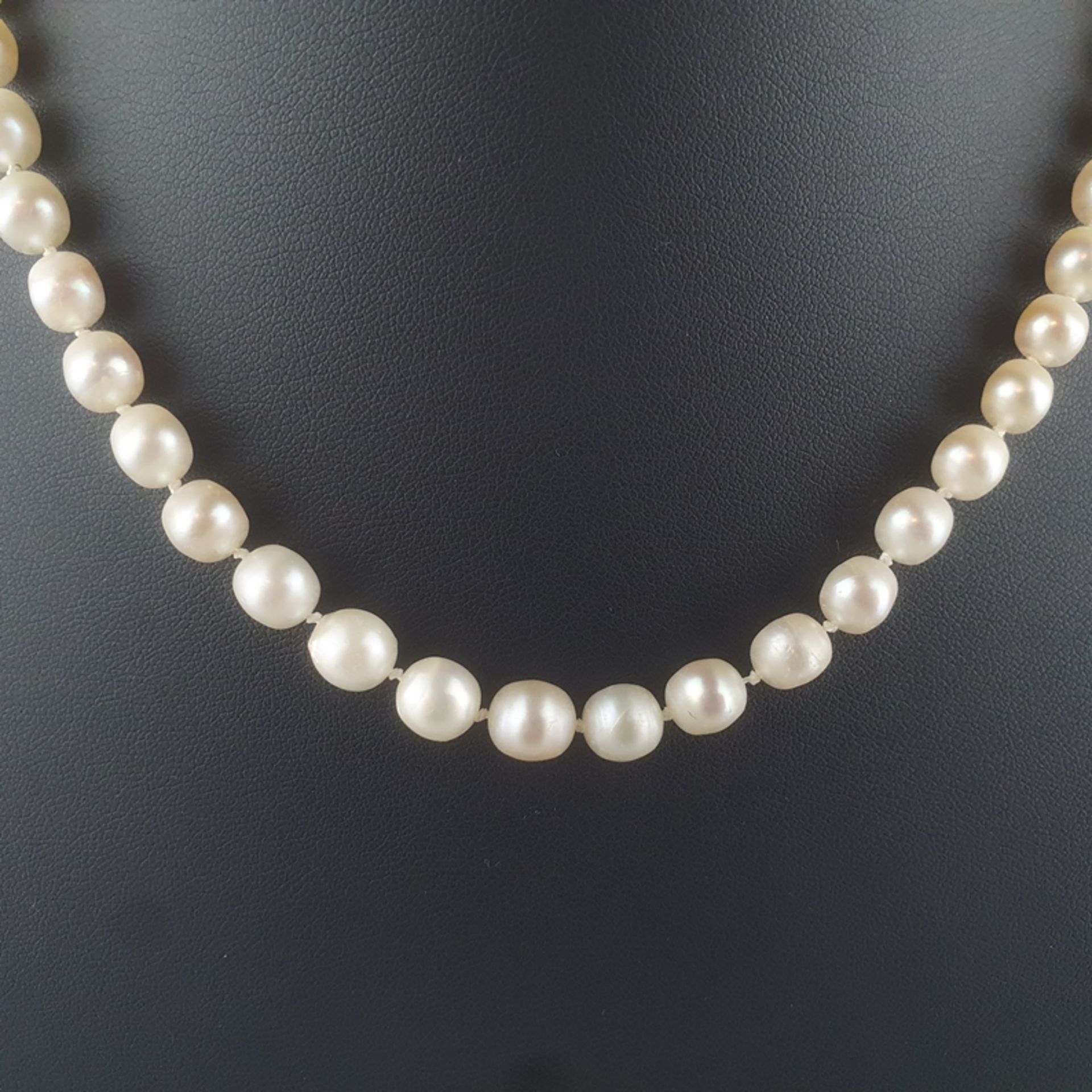 Antike Orientperlenkette - 19. Jh., feine Halskette aus 52 Perlen, im Verlauf angeordnet (Dm. 6 bis - Bild 2 aus 5