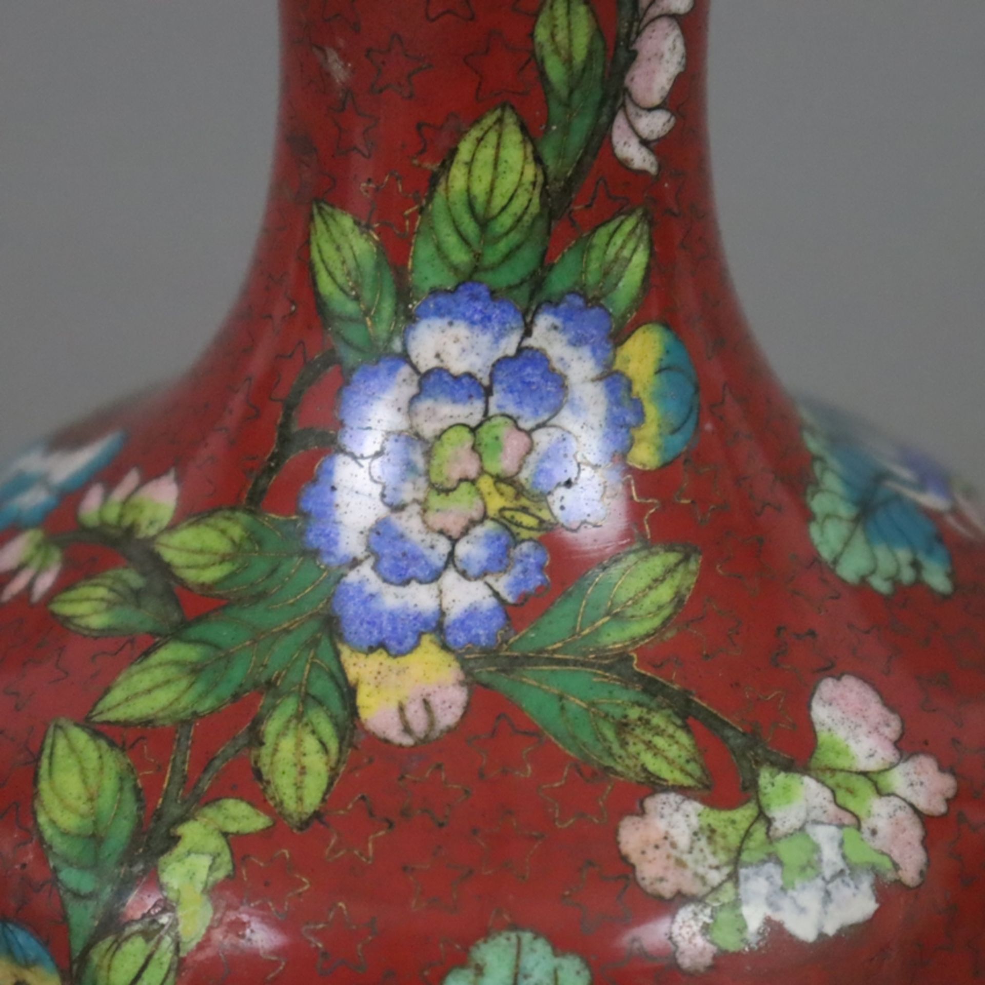 Cloisonné Vase - China, ausgehende Qing-Dynastie, Balusterform mit langgezogenem Hals und ausgestel - Image 4 of 10