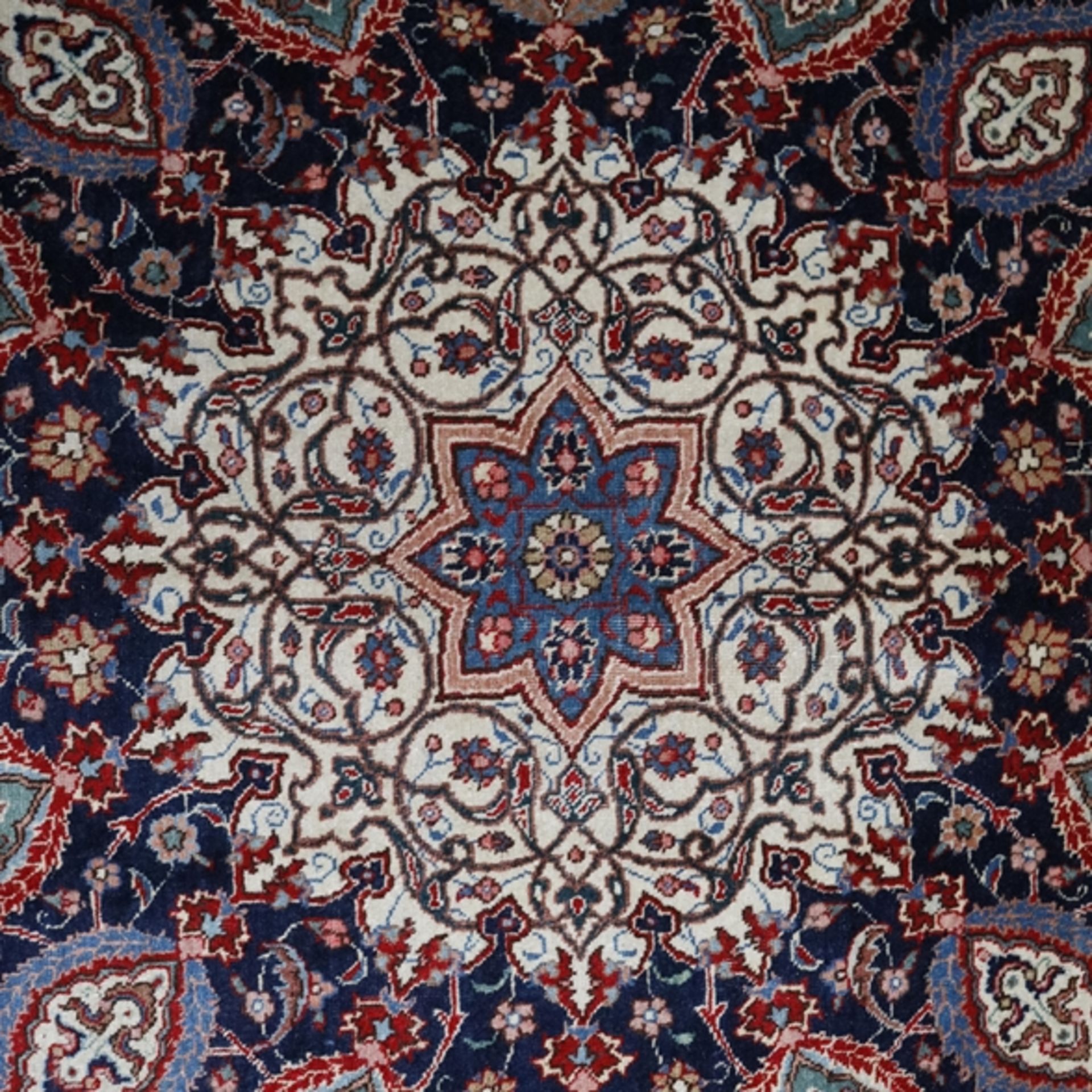 Großer Täbriz-Teppich - Persien, Wolle, dunkelblaugrundiges Innenfeld, ornamentaler Dekor mit flora - Bild 3 aus 10