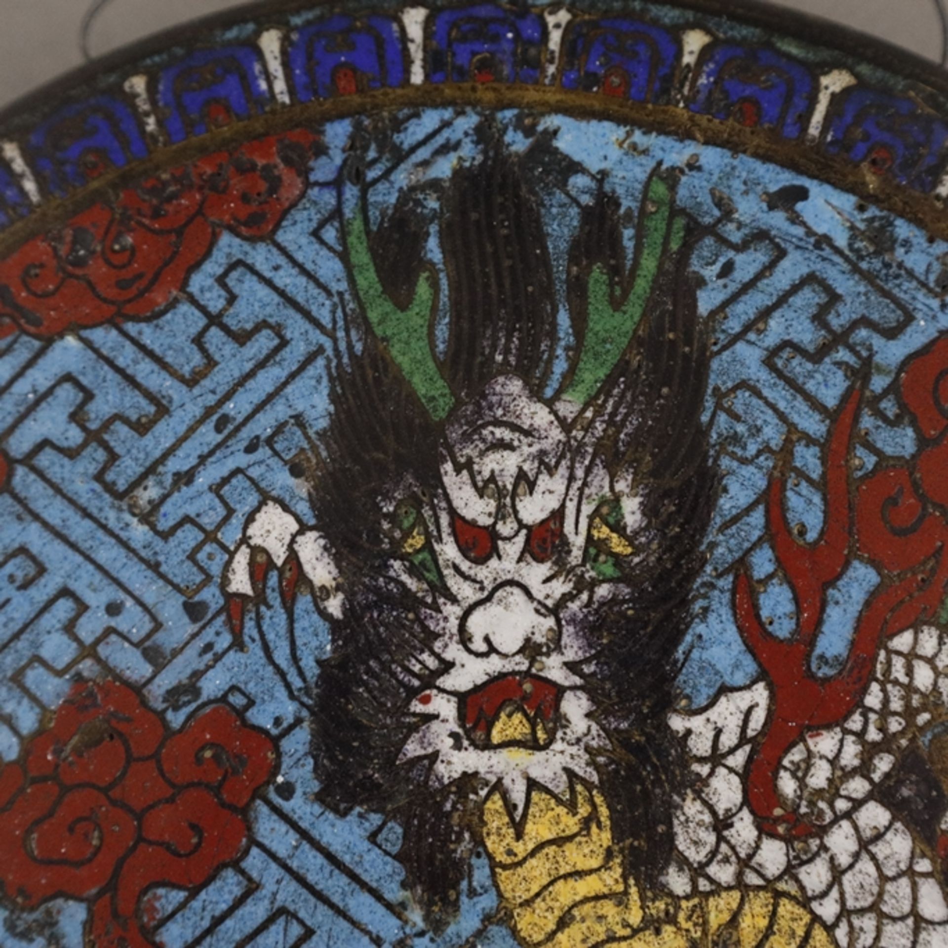 Gong mit Schlegel - China, Bronzelegierung dunkel patiniert, mittig mit Drachenmotiv umgeben von Wo - Bild 3 aus 8