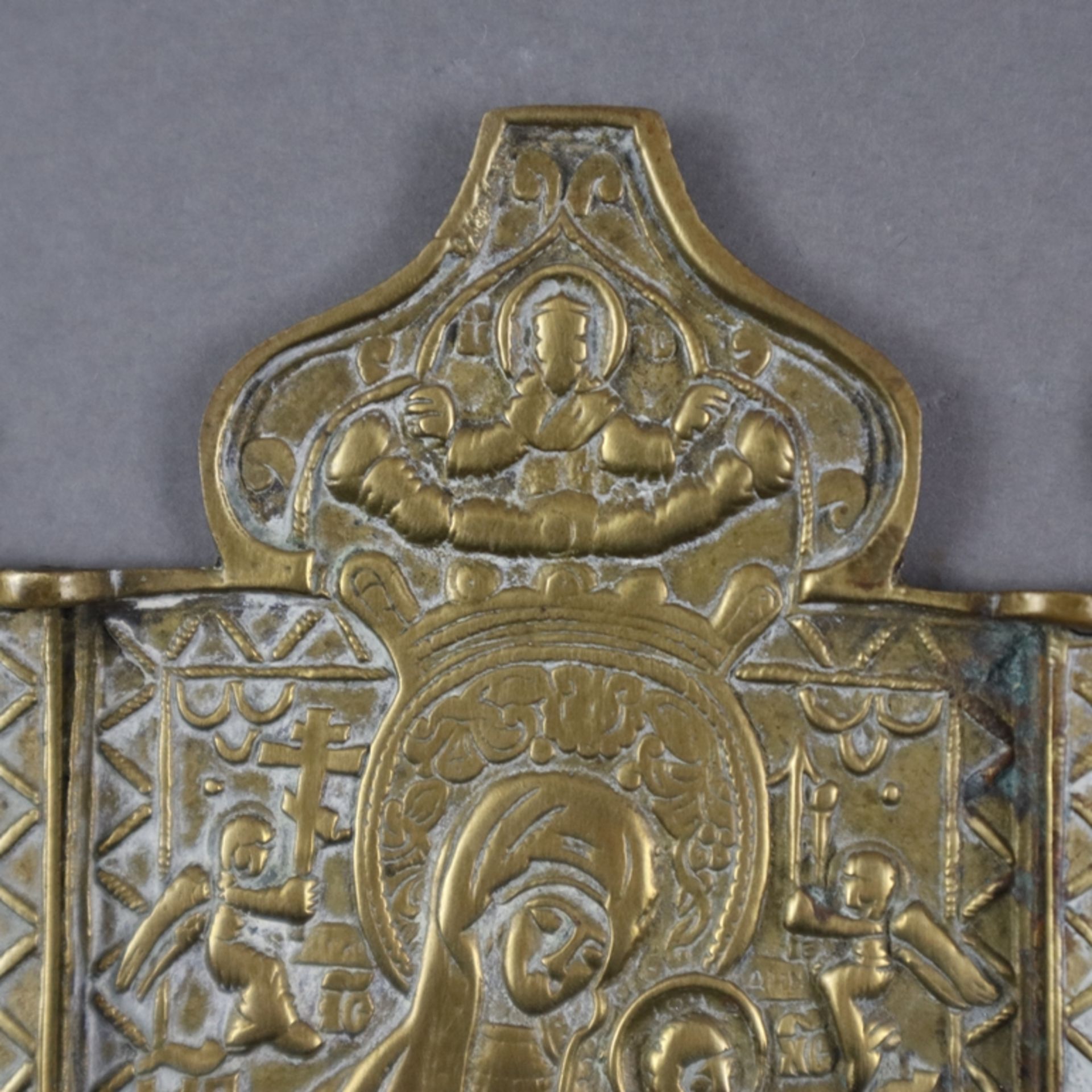 Triptychon-Reiseikone - Russland, 19. Jh., Gelbguss, dreiflügelig, in der Mitte Gottesmutter der Pa - Image 3 of 6