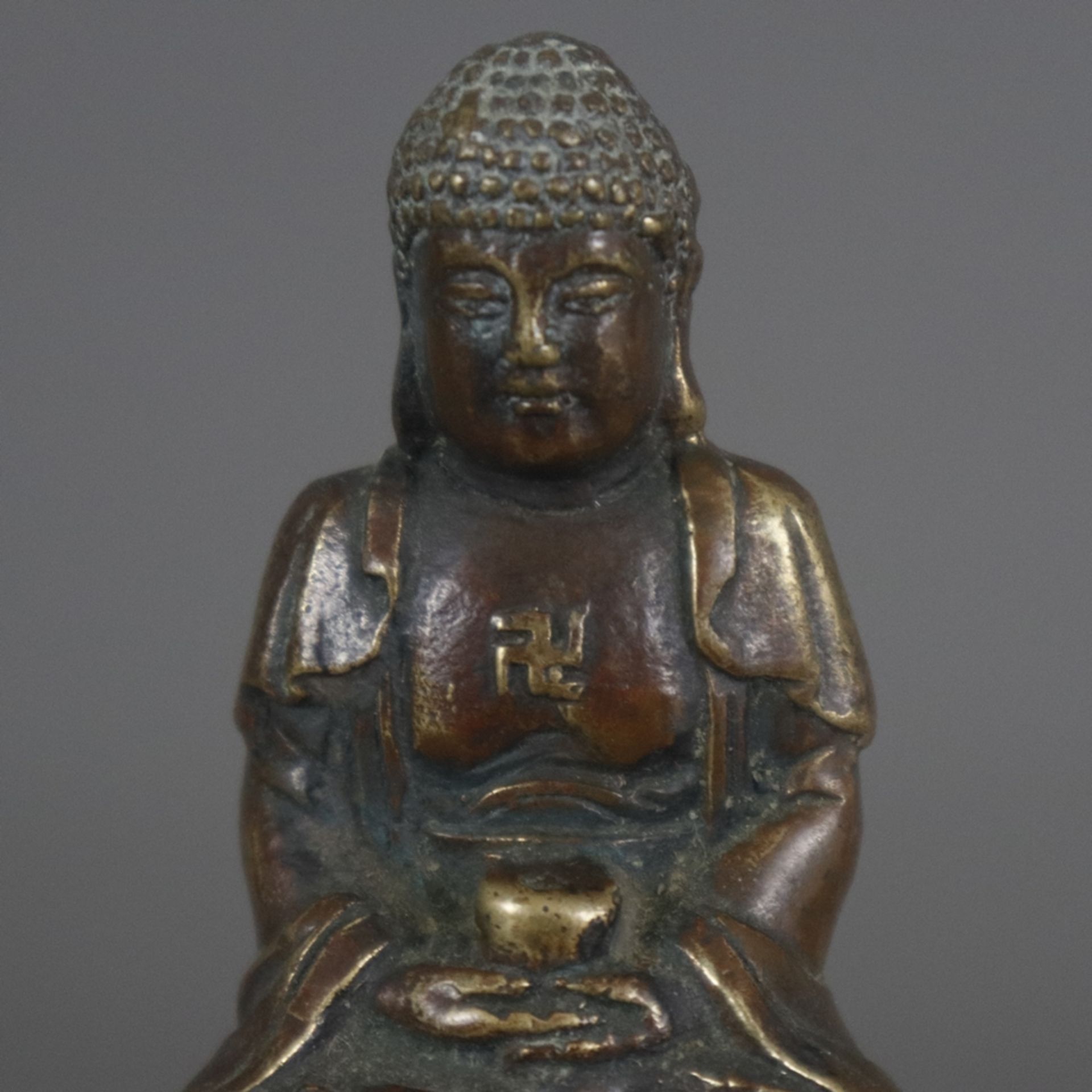 Weihrauchbrenner mit Buddha-Figuren - China, Gelbbronze, in Blütenform gebuckelte Schale mit Standf - Bild 3 aus 9