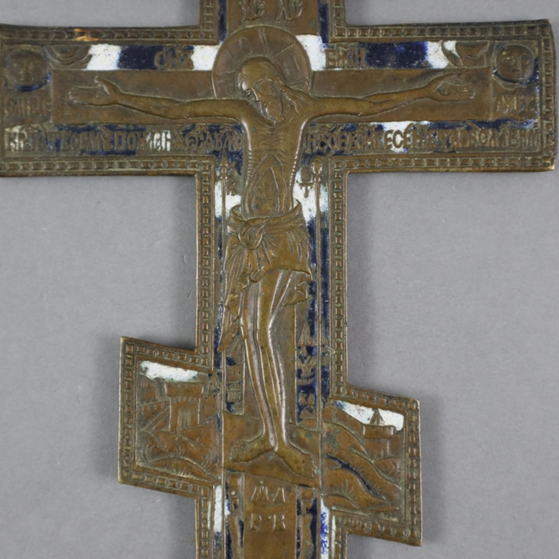 Großes Segenskreuz - Russland, 19.Jh., Bronzelegierung, teils blau/weiß emailliert, reliefierte Dar - Image 2 of 7