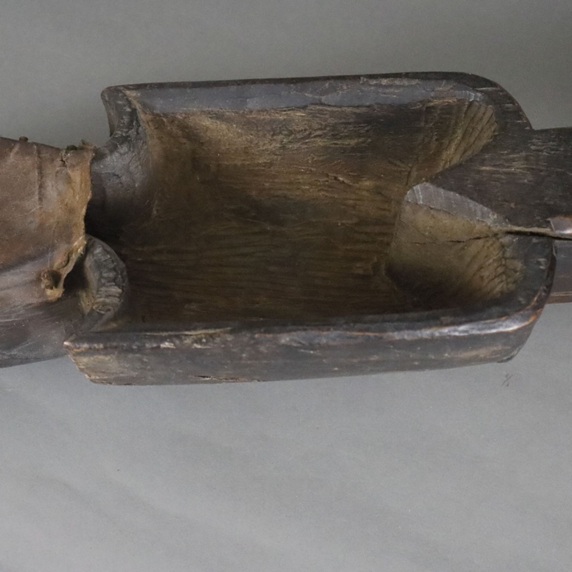 Kurzhalslaute "Dhodro Banam" - wohl Nordindien, 19. Jh./ frühes 20.Jh., Holz, geschnitzt, dunkel pa - Bild 3 aus 8