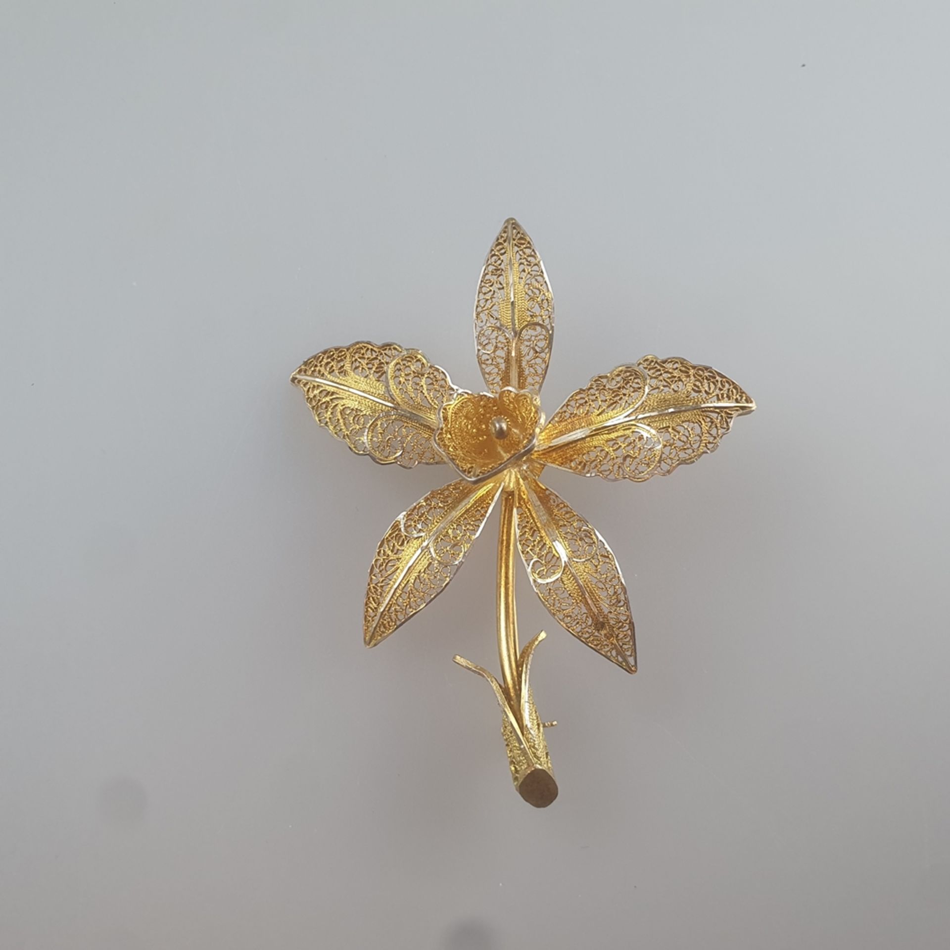 Blütenbrosche - Filigranarbeit aus Silberdraht, vergoldet, gesicherte Nadelung, Maße 6,9 x 5,5 cm,  - Bild 3 aus 4
