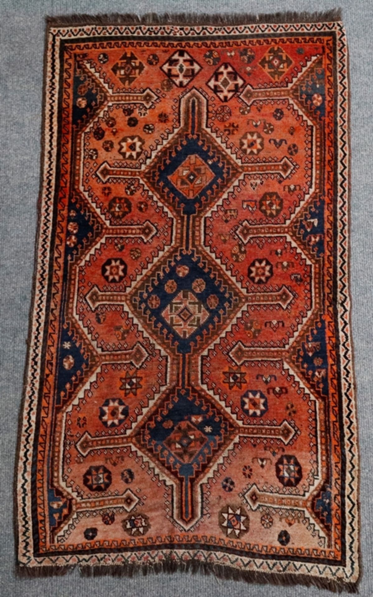 Schiraz - Persien, Wolle, geometrische Ornamente, restauriert, verzogen, begangen, ca. 184 x 102 cm