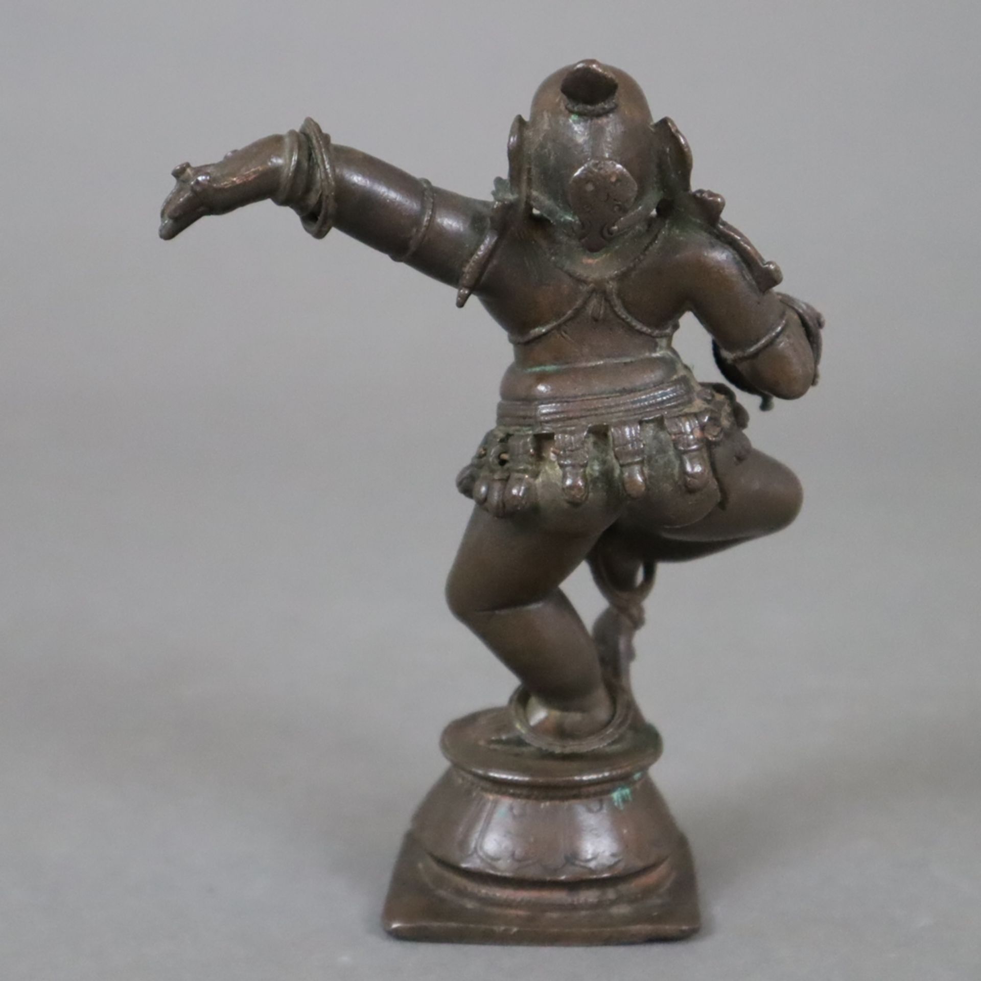 Tanzender Krishna mit der Butterkugel - Indien, Kupferlegierung, patiniert, Darstellung in Tanzhalt - Image 10 of 11