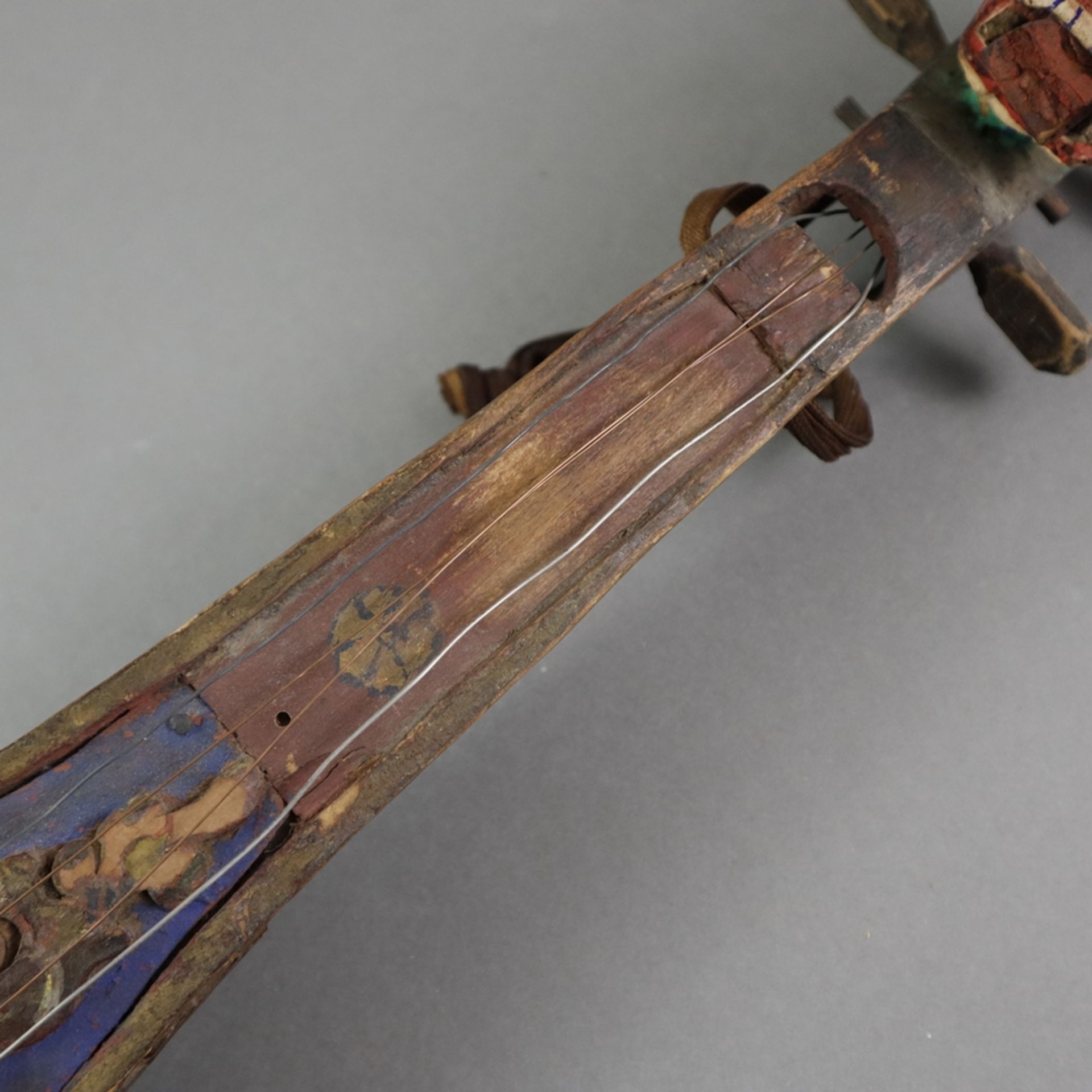 Tibetanische Laute mit Drachenkopf - 19.Jh./um 1900, Saiteninstrument, Holzkorpus, ornamental besch - Bild 4 aus 8