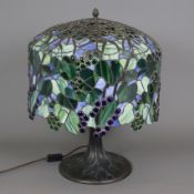 Tischlampe mit Blumendekor im Tiffany-Stil - 20. Jh., patiniertes Metall / Bleiverglasung, 3-flammi