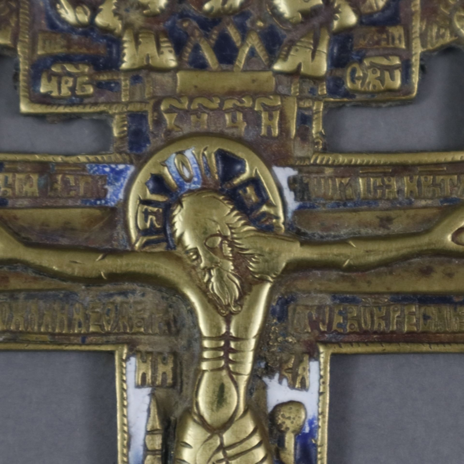 Kleines Segenskreuz - Russland, 19.Jh., Bronzelegierung, teils blau/weiß emailliert, reliefierte Da - Bild 2 aus 7