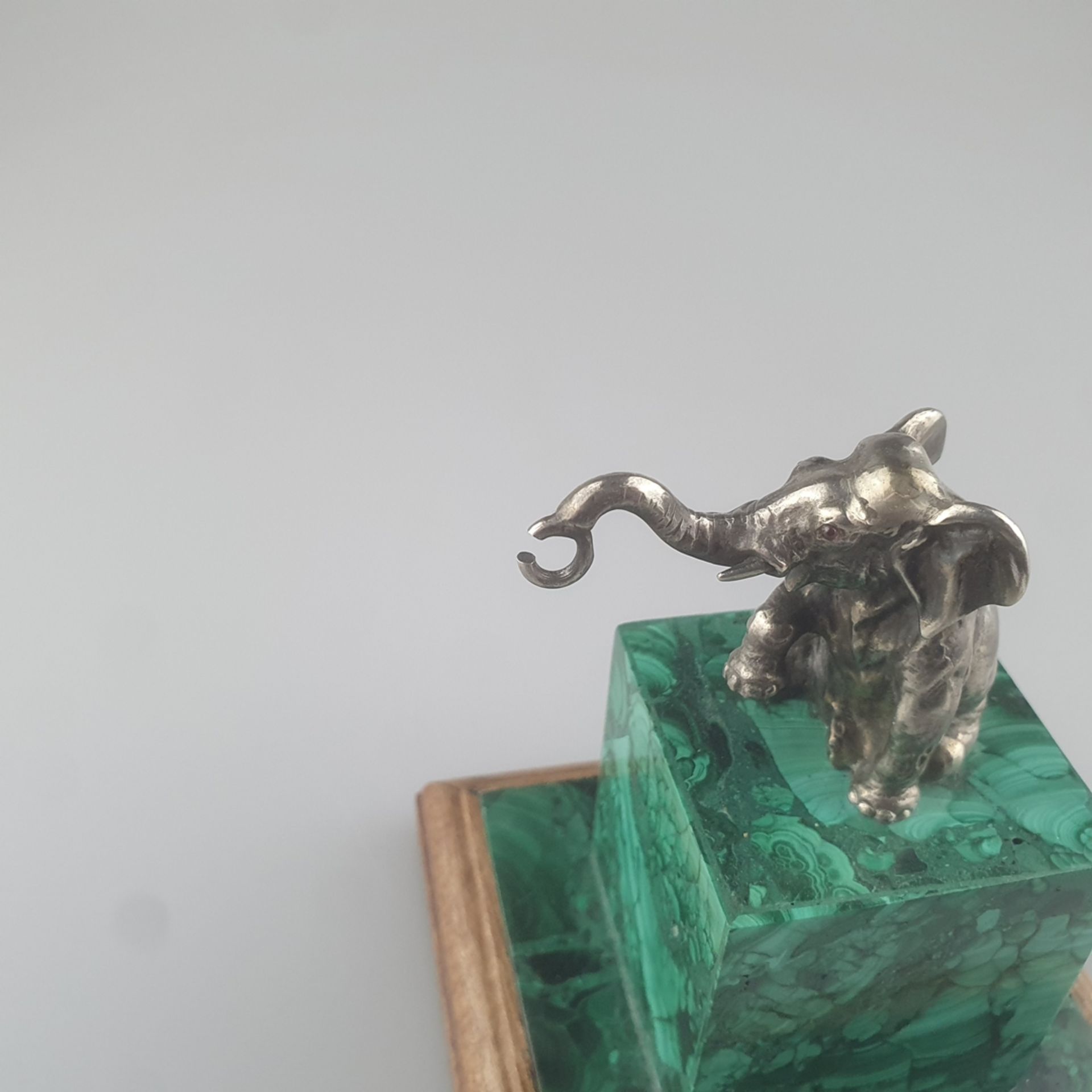 Silberner figürlicher Uhrenhalter auf Malachitsockel- sitzender Elefant mit emporgerecktem Rüssel u - Image 4 of 6