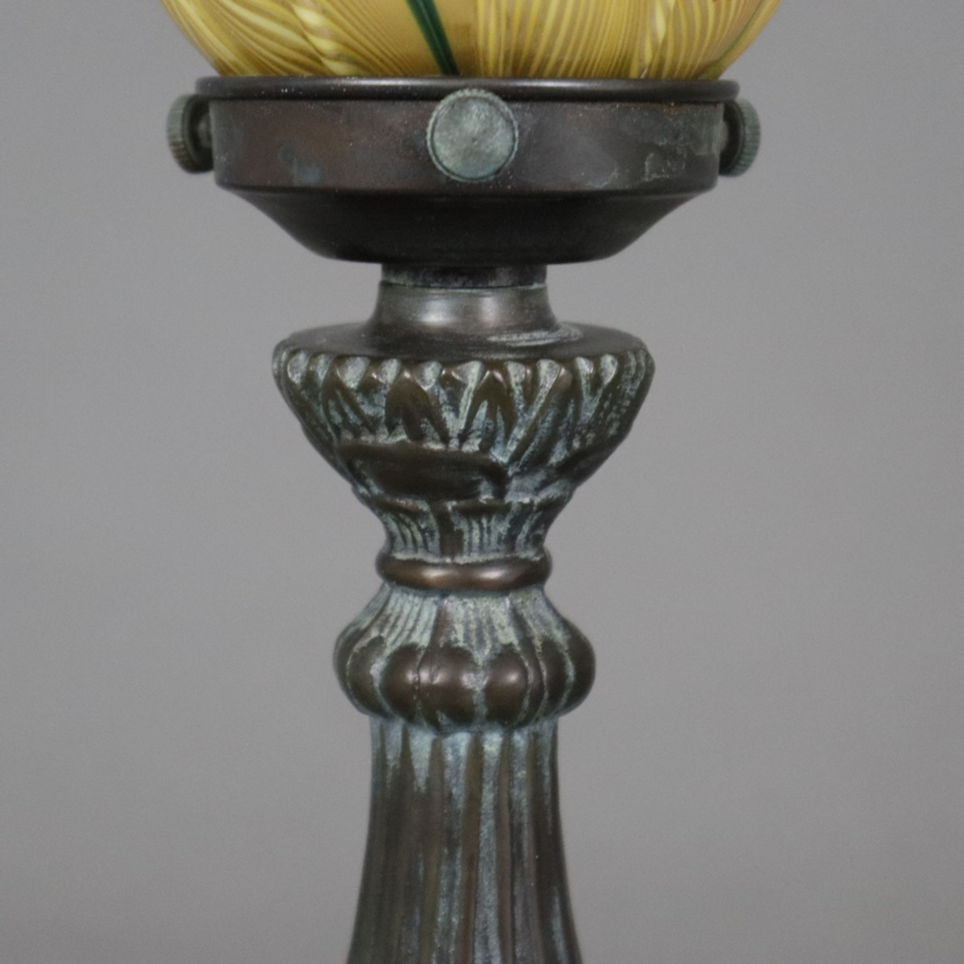 Jugendstil Tischlampe - um 1900/10, floral reliefierter Metallfuß, bronziert, glockenförmiger Glass - Bild 4 aus 7