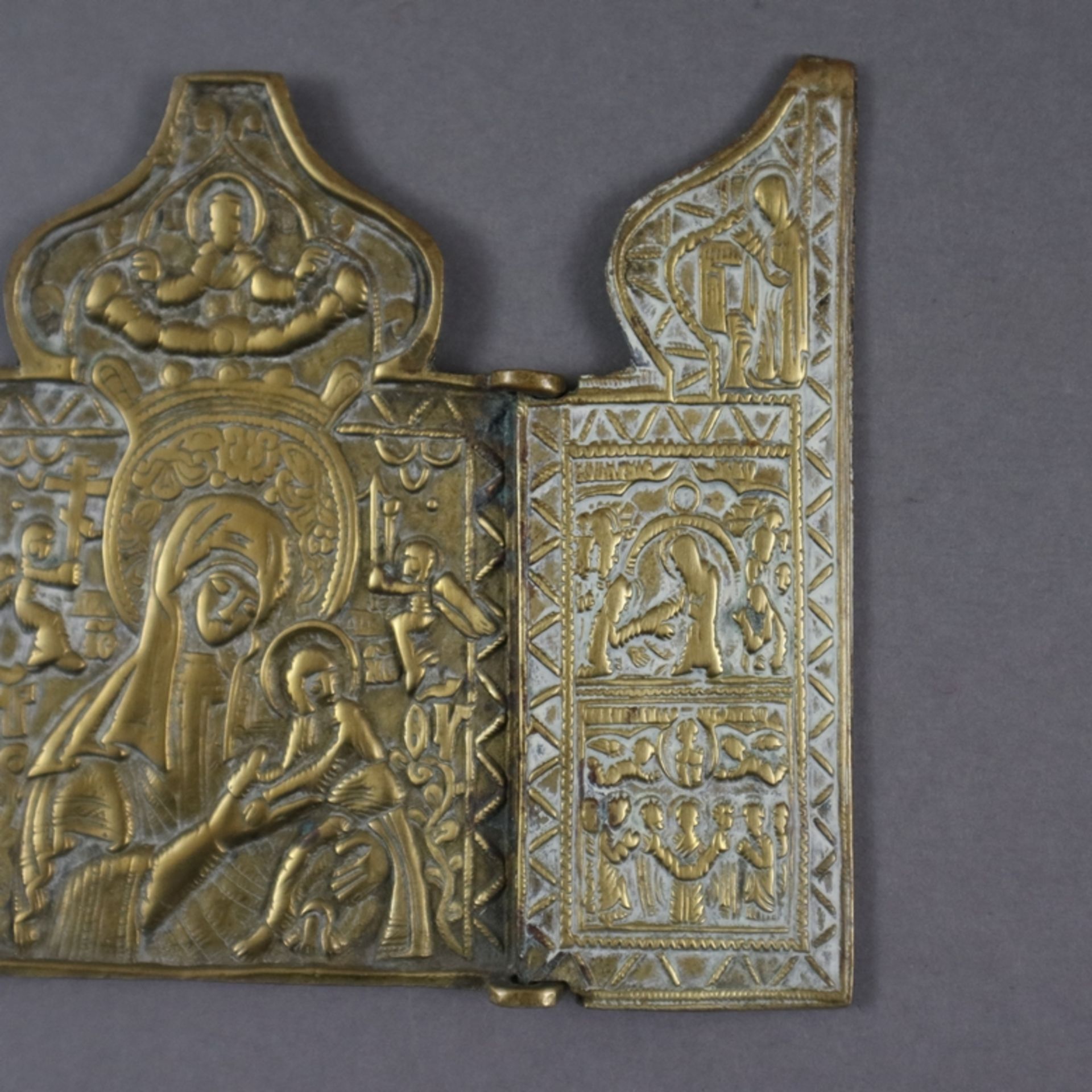 Triptychon-Reiseikone - Russland, 19. Jh., Gelbguss, dreiflügelig, in der Mitte Gottesmutter der Pa - Image 5 of 6