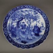 Große Platte - China, Porzellan, im kräftigen Unterglasurblau dekoriert, im Spiegel Figurenensemble