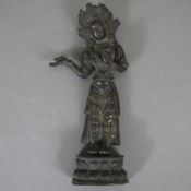 Kleine Votivfigur aus Bronze - Tibet/Nepal, Bronze, aus zwei Teilen bestehend, Figur der stehenden 