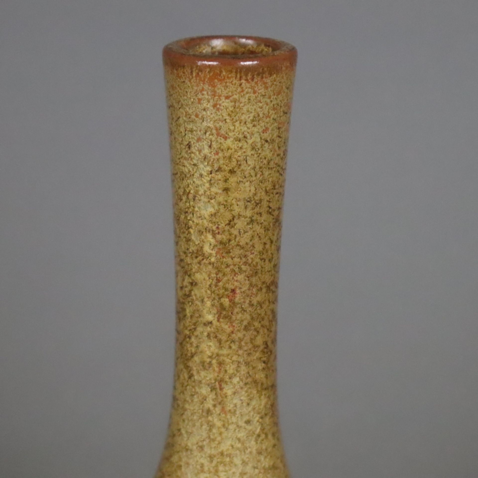 Flaschenvase - Japan, Keramik mit floraler Bemalung in Aufglasur und Gold, Unterseitig gepinselte r - Image 2 of 6