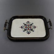 Serviertablett - um 1900, rechteckige Keramikplatte mit abgerundeten Ecken, polychrom bemalt mit Or