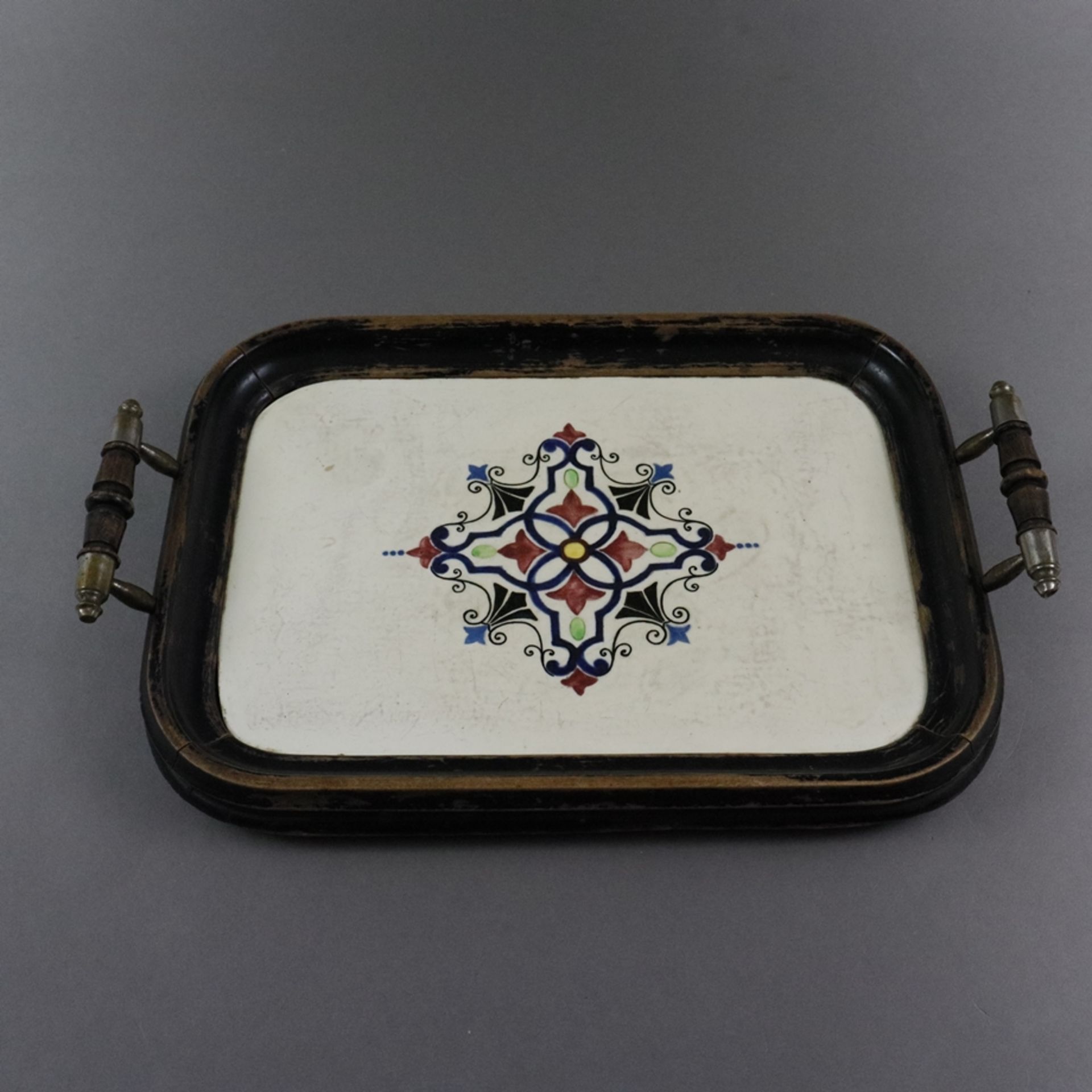 Serviertablett - um 1900, rechteckige Keramikplatte mit abgerundeten Ecken, polychrom bemalt mit Or