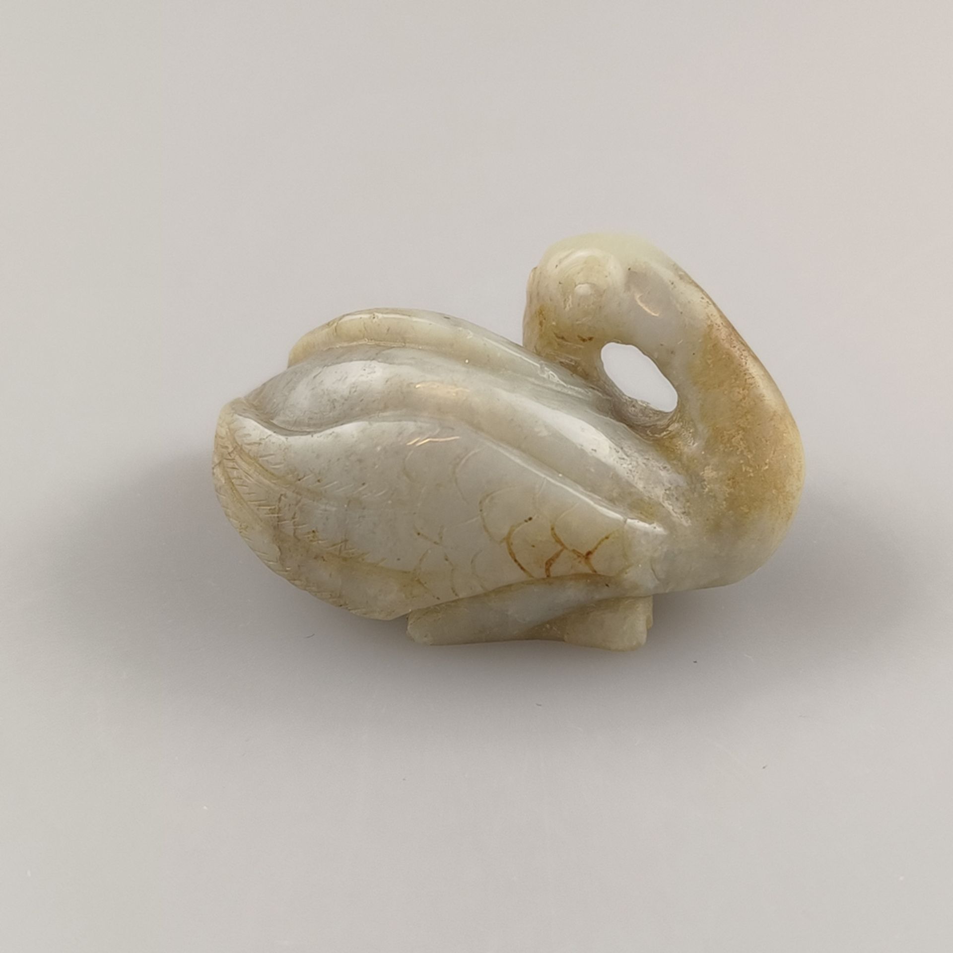 Jadefigur "Gans" - China, im Stil der Yuan-Dynastie, wohl vollrund geschnitzte Gans aus weißer Jade - Image 4 of 6
