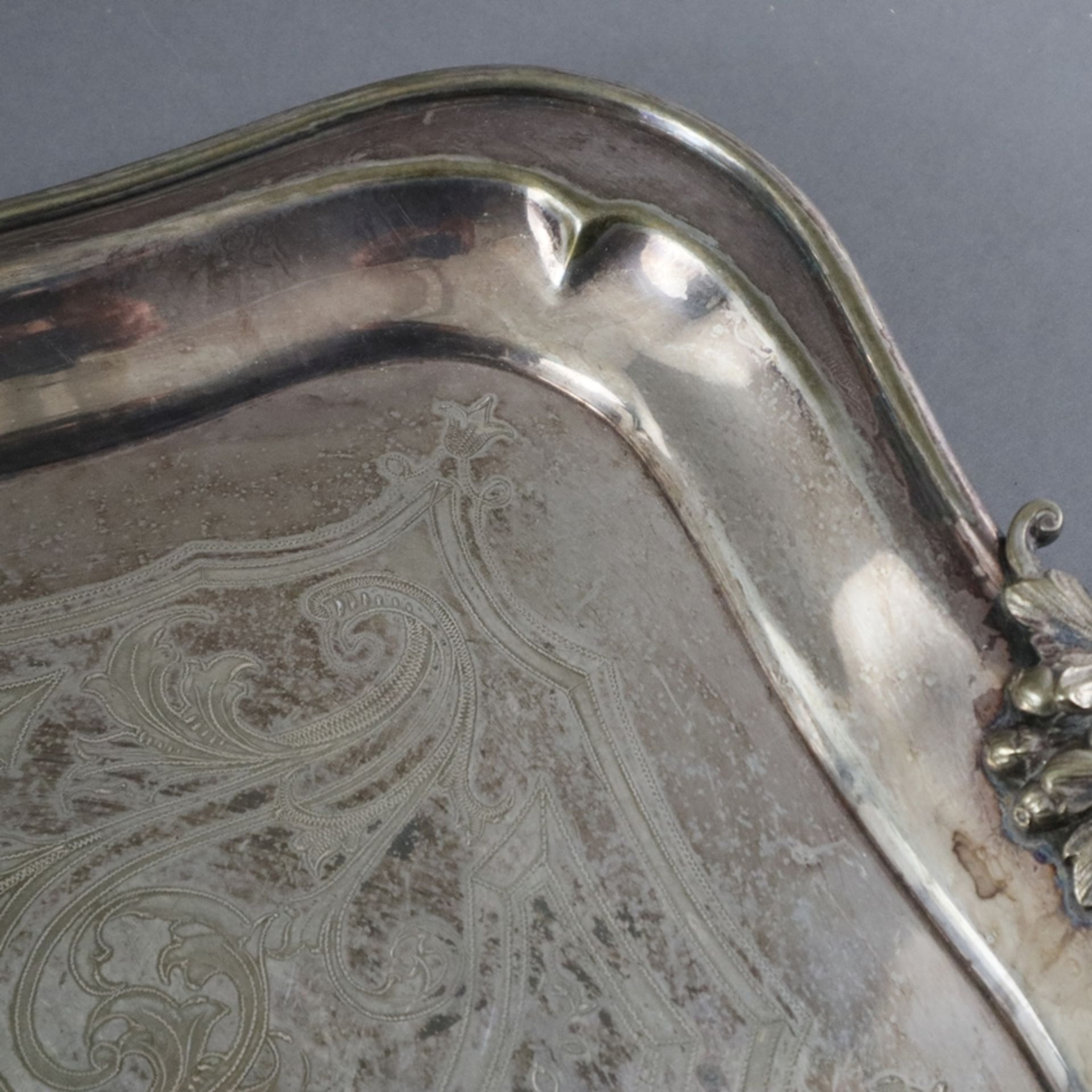 Großes verziertes Serviertablett - Metall versilbert, rechteckige Form mit geschweiftem ansteigende - Image 3 of 7