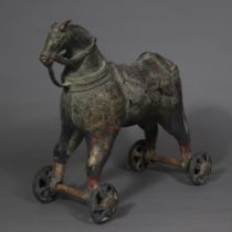 Pferd auf Rollen aus Bronze - Indien ca. 19. Jh., gesatteltes Pferdchen mit Zaumzeug auf durchbroch