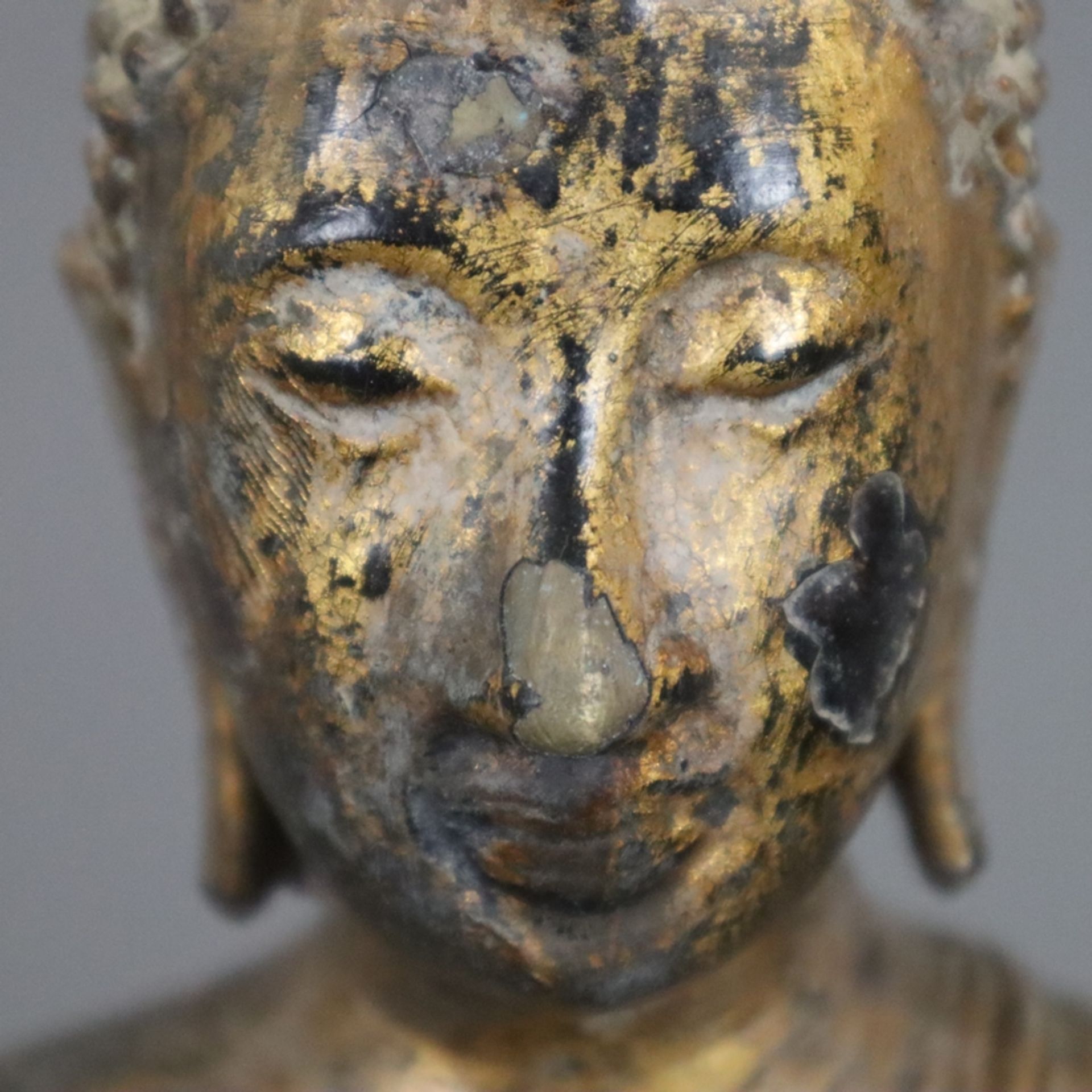 Stehende Buddhafigur - Thailand, Bronze mit Resten der Goldlackvergoldung, auf Lotossockel mit poly - Image 7 of 10