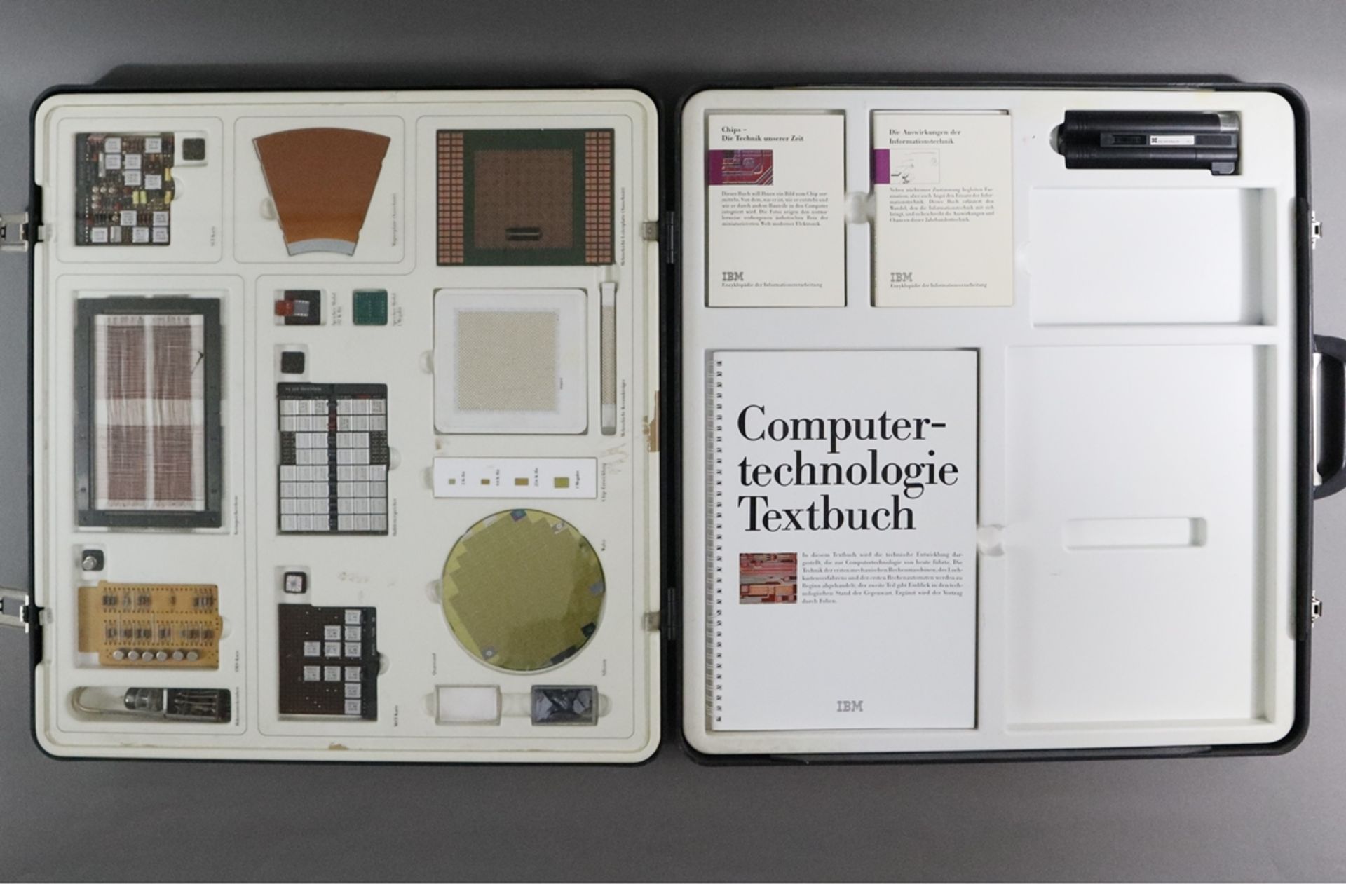 IBM Musterkoffer Computertechnologie - Koffer mit Computerbauteilen und Lehrbüchern sowie 30-fachem
