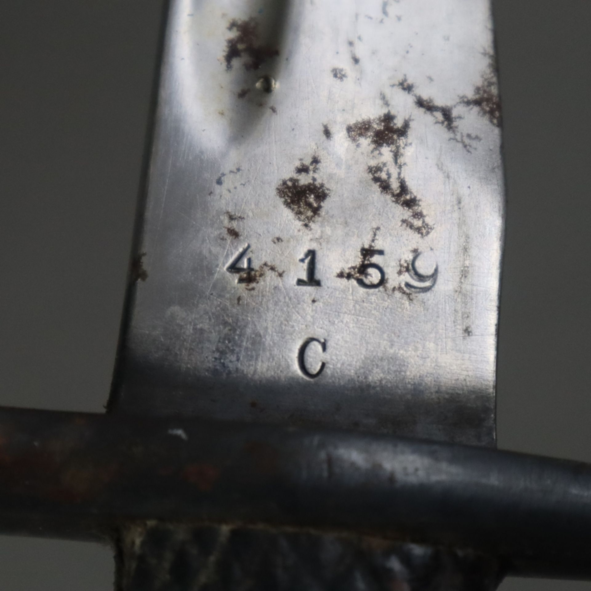 Macheten-Bajonett (Bolo) - beidseitig gekehlte Bolo Klinge, im innen gewölbten Bereich scharf, auf - Image 4 of 6