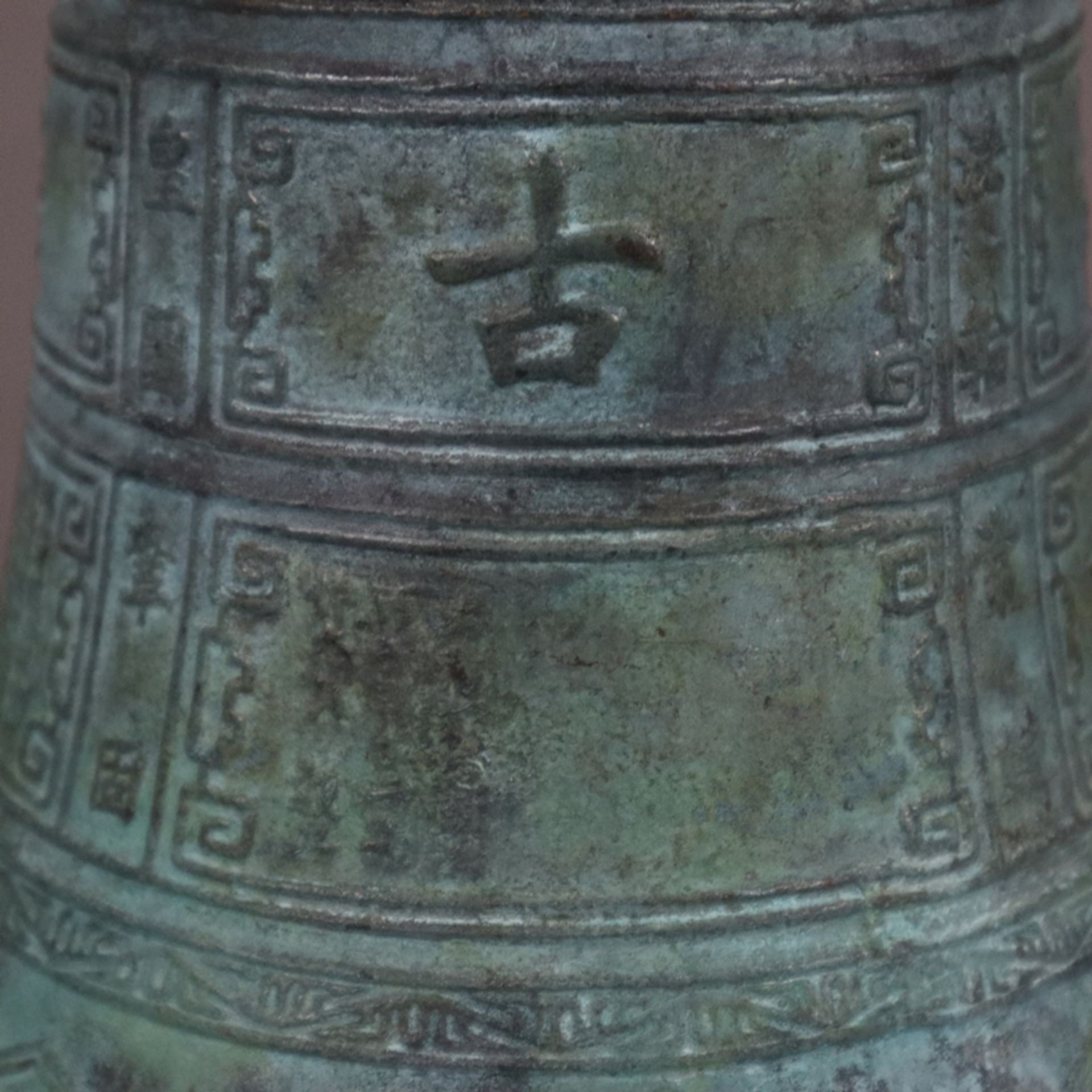 Tempelglocke - China, helle Bronze mit grüner Patina, Wandung allseits mit reliefiertem archaisiert - Bild 5 aus 10