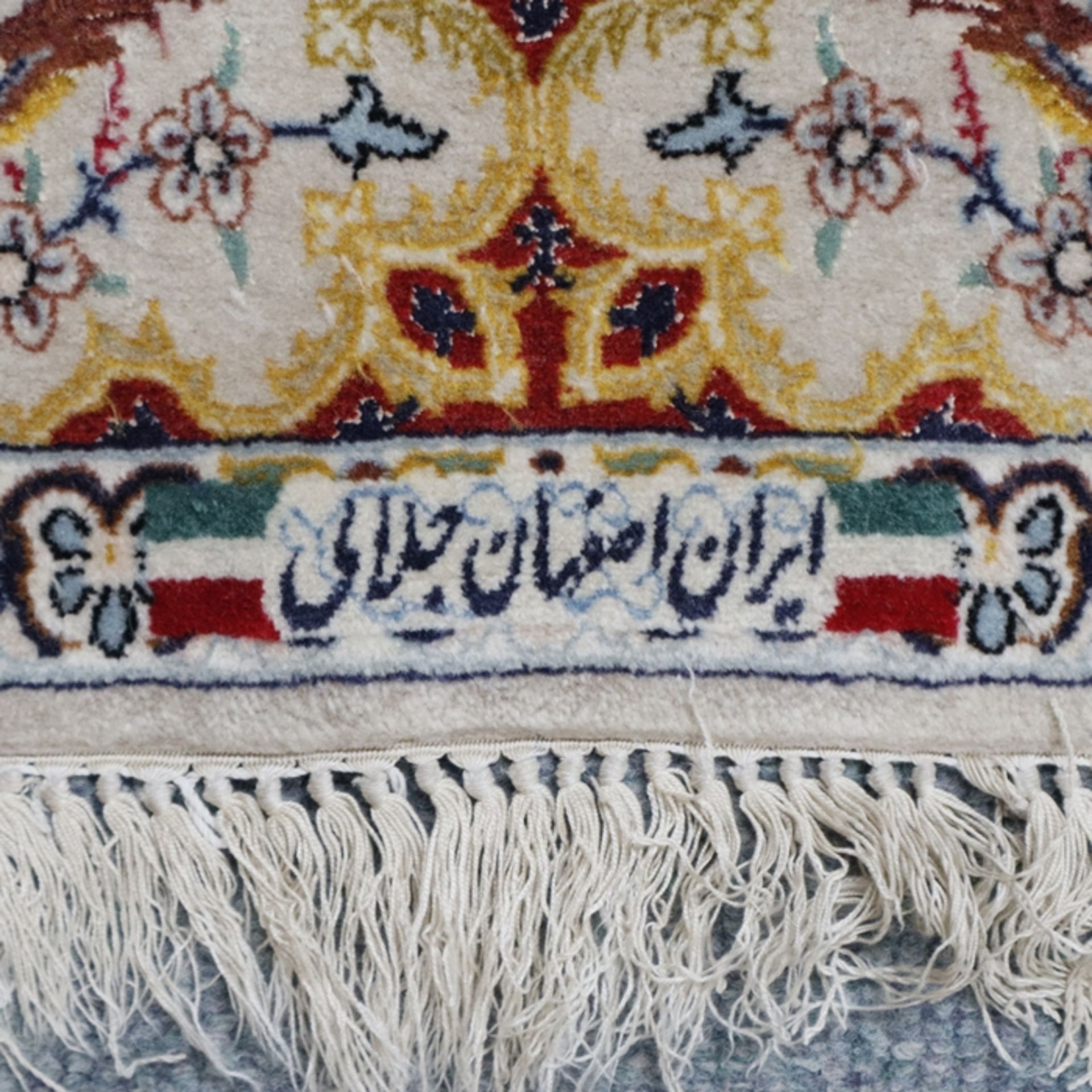 Isfahan-Brücke - Persien, signiert, Wolle mit Seide, blaugrundiges Innenfeld, floral gemustert mit  - Bild 8 aus 10